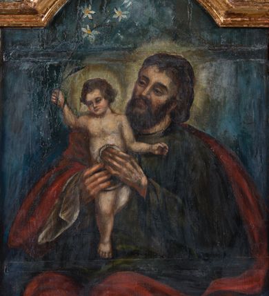 Zdjęcie nr 2: Rama feretronu profilowana w formie stojącego prostokąta zamkniętego łukiem odcinkowym nadwieszonym. Ustawiona na podstawie ujętej spływami wolutowymi, dekorowanymi akantem i kampanulami z dwoma otworami na drzewce. Rama zwieńczona szczytem utworzonym z wklęsło-wypukłych akantowych wolut wypełnionych ażurową kratką, zakończonym muszlami, ze zwisami po bokach utworzonymi z akantu i kampanuli. 
Na awersie obraz Matki Boskiej z Dzieciątkiem. Maria ukazana jest w półpostaci, frontalnie, z pochyloną głową. Prawą ręką podtrzymuje Dzieciątko, zaś w dłoni ma berło, lewą ręką trzyma Jezusa. Twarz ma owalną, o skierowanych w dół i w lewo oczach, prostym nosie i małych, pełnych ustach. Włosy ma jasne, schowane pod welonem. Ubrana jest w czerwoną suknię przepasaną w talii, niebieski płaszcz z brązową podszewką, zarzucony na ramiona i nogi, na głowie zaś ma szary welon i koronę otwartą. Dzieciątko ukazane jako siedzące, skierowane jest w trzech czwartych w prawo, z wyciągniętą w przód lewą nogą, lewą rękę kładzie na piersi Marii. Twarz ma okrągłą o pełnych policzkach, okoloną jasnymi włosami. Ukazane jest jako niemal nagie, w partii podbrzusza przesłonięte fragmentem białej pieluszki. Na głowie ma koronę otwartą. Wokół głów obu postaci żółto-brązowe nimby zamknięte. Maria z Dzieciątkiem ukazani są na zielono-brązowym tle. 
Na rewersie obraz św. Józefa z Dzieciątkiem. Święty ukazany jest do kolan, jako siedzący, zwrócony w trzech czwartych w prawo, z głową przechyloną na lewy bark. Obiema rękami podtrzymuje stojące na jego kolanach Dzieciątko. Józef ma pociągłą twarz, o głęboko osadzonych, zmrużonych oczach, prostym nosie i pełnych ustach, okoloną ciemnobrązową brodą i włosami sięgającymi ramion. Ubrany jest w ciemnozieloną tunikę oraz czerwony płaszcz zarzucony na ramiona i kolana. Dzieciątko zwrócone jest frontalnie z głową skierowaną w prawo, stoi na prawej nodze na kolanach Józefa. W prawej, uniesionej ręce trzyma gałązkę lilii, lewą wyciąga w bok. Twarz ma okrągłą, o wyraźnych rysach, okoloną brązowymi, krótkimi włosami. W partii bioder przesłonięte białą pieluszką. Wokół głów postaci nimby promieniste. Józef z Dzieciątkiem ukazani są na niebieskim tle. 