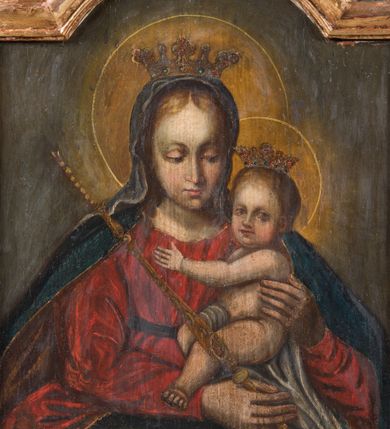 Zdjęcie nr 4: Rama feretronu profilowana w formie stojącego prostokąta zamkniętego łukiem odcinkowym nadwieszonym. Ustawiona na podstawie ujętej spływami wolutowymi, dekorowanymi akantem i kampanulami z dwoma otworami na drzewce. Rama zwieńczona szczytem utworzonym z wklęsło-wypukłych akantowych wolut wypełnionych ażurową kratką, zakończonym muszlami, ze zwisami po bokach utworzonymi z akantu i kampanuli. 
Na awersie obraz Matki Boskiej z Dzieciątkiem. Maria ukazana jest w półpostaci, frontalnie, z pochyloną głową. Prawą ręką podtrzymuje Dzieciątko, zaś w dłoni ma berło, lewą ręką trzyma Jezusa. Twarz ma owalną, o skierowanych w dół i w lewo oczach, prostym nosie i małych, pełnych ustach. Włosy ma jasne, schowane pod welonem. Ubrana jest w czerwoną suknię przepasaną w talii, niebieski płaszcz z brązową podszewką, zarzucony na ramiona i nogi, na głowie zaś ma szary welon i koronę otwartą. Dzieciątko ukazane jako siedzące, skierowane jest w trzech czwartych w prawo, z wyciągniętą w przód lewą nogą, lewą rękę kładzie na piersi Marii. Twarz ma okrągłą o pełnych policzkach, okoloną jasnymi włosami. Ukazane jest jako niemal nagie, w partii podbrzusza przesłonięte fragmentem białej pieluszki. Na głowie ma koronę otwartą. Wokół głów obu postaci żółto-brązowe nimby zamknięte. Maria z Dzieciątkiem ukazani są na zielono-brązowym tle. 
Na rewersie obraz św. Józefa z Dzieciątkiem. Święty ukazany jest do kolan, jako siedzący, zwrócony w trzech czwartych w prawo, z głową przechyloną na lewy bark. Obiema rękami podtrzymuje stojące na jego kolanach Dzieciątko. Józef ma pociągłą twarz, o głęboko osadzonych, zmrużonych oczach, prostym nosie i pełnych ustach, okoloną ciemnobrązową brodą i włosami sięgającymi ramion. Ubrany jest w ciemnozieloną tunikę oraz czerwony płaszcz zarzucony na ramiona i kolana. Dzieciątko zwrócone jest frontalnie z głową skierowaną w prawo, stoi na prawej nodze na kolanach Józefa. W prawej, uniesionej ręce trzyma gałązkę lilii, lewą wyciąga w bok. Twarz ma okrągłą, o wyraźnych rysach, okoloną brązowymi, krótkimi włosami. W partii bioder przesłonięte białą pieluszką. Wokół głów postaci nimby promieniste. Józef z Dzieciątkiem ukazani są na niebieskim tle. 