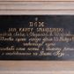 Zdjęcie nr 1: Czarnomarmurowa tablica epitafijna w kształcie leżącego prostokąta z inskrypcją „+D(EO) O(PTIMO) M(AXIMO) / JAN KANTY SMAŁDZINSKI / Urzędnik Salin i Obywatel M(iasta) Wieliczki / w 72 roku życia swego dnia 25 Lutego 1862 / zakończył życie / Pozostała żona wraz z dziecmi proszą / o westchnienie za Duszę Jego”. Płytę otacza szeroka, profilowana rama. 