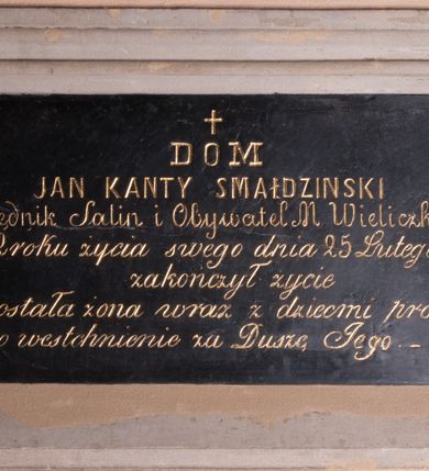 Zdjęcie nr 1: Czarnomarmurowa tablica epitafijna w kształcie leżącego prostokąta z inskrypcją „+D(EO) O(PTIMO) M(AXIMO) / JAN KANTY SMAŁDZINSKI / Urzędnik Salin i Obywatel M(iasta) Wieliczki / w 72 roku życia swego dnia 25 Lutego 1862 / zakończył życie / Pozostała żona wraz z dziecmi proszą / o westchnienie za Duszę Jego”. Płytę otacza szeroka, profilowana rama. 