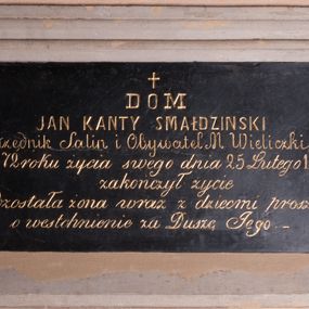 Zdjęcie nr 1: Czarnomarmurowa tablica epitafijna w kształcie leżącego prostokąta z inskrypcją „+D(EO) O(PTIMO) M(AXIMO) / JAN KANTY SMAŁDZINSKI / Urzędnik Salin i Obywatel M(iasta) Wieliczki / w 72 roku życia swego dnia 25 Lutego 1862 / zakończył życie / Pozostała żona wraz z dziecmi proszą / o westchnienie za Duszę Jego”. Płytę otacza szeroka, profilowana rama. 