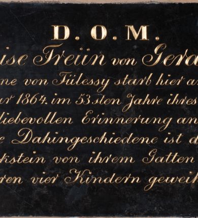 Zdjęcie nr 1: Tablica epitafijna z marmuru dębnickiego w kształcie leżącego prostokąta z inskrypcją „D(EO) O(PTIMO) M(AXIMO) / Louise Freün von Geramb, / geborne von Fülessy starb hier am 11ten / Februar 1864. im 53sten Jahre ihres Lebens. / Der liebevollen Erinnerung an die / theure Dahingeschiedene ist dieser / Denkstein von ihrem Gatten und / ihren vier Kindern geweihl”. 