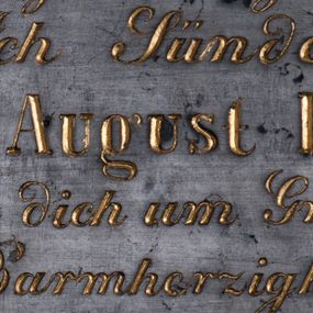 Zdjęcie nr 1: Tablica epitafijna z marmuru dębnickiego w kształcie leżącego prostokąta z inskrypcją „Allmächtiger ewiger Gott! / Ich Sünder / Johan August Rohan / bitte dich um Gnade / und Barmherzigkeit_und / meine Mitmenschen um Vergebung”. 