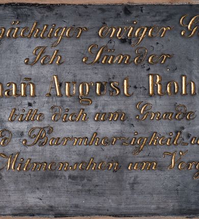 Zdjęcie nr 2: Tablica epitafijna z marmuru dębnickiego w kształcie leżącego prostokąta z inskrypcją „Allmächtiger ewiger Gott! / Ich Sünder / Johan August Rohan / bitte dich um Gnade / und Barmherzigkeit_und / meine Mitmenschen um Vergebung”. 