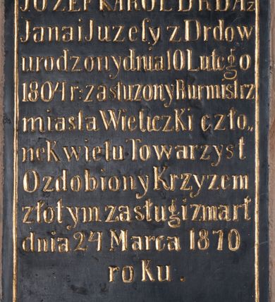 Zdjęcie nr 1: Epitafium w kształcie stojącego prostokąta z obwiedzioną złotą ramką inskrypcją „JOZEF KAROL DRDA z / Jana i Juzefy z Drdow / urodzony dnia 10 Lutego / 1804 r(oku) zasłuzony Burmistrz / miasta Wieliczki czło/nek wielu Towarzyst[w] / Ozdobiony Krzyzem / złotym zasługi zmarł / dnia 24 Marca 1870 / roku”.   