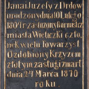 Zdjęcie nr 1: Epitafium w kształcie stojącego prostokąta z obwiedzioną złotą ramką inskrypcją „JOZEF KAROL DRDA z / Jana i Juzefy z Drdow / urodzony dnia 10 Lutego / 1804 r(oku) zasłuzony Burmistrz / miasta Wieliczki czło/nek wielu Towarzyst[w] / Ozdobiony Krzyzem / złotym zasługi zmarł / dnia 24 Marca 1870 / roku”.   