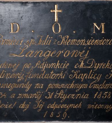 Zdjęcie nr 1: Epitafium z marmuru dębnickiego w kształcie leżącego prostokąta, na którym umieszczono poniżej krzyża łacińskiego złoconą inskrypcję "D(EO) O(OPTIMO) M(AXIMO) / Pamięci s(więtej) p(amięci) Julii z Klemensiewiczów / Langerowej / wdowej po Adjunkcie c(esarsko) k(rólewskiej) Dyrekcyi / Salinarnej, fundatorki Kaplicy Św(iętej) / Kunegundy na powszechnym  Cmętarzu / 1834, a zmarłej 31. Stycznia 1858. / Boże! daj Jej odpoczynek wieczny. / 1859". 