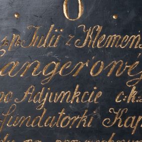 Zdjęcie nr 1: Epitafium z marmuru dębnickiego w kształcie leżącego prostokąta, na którym umieszczono poniżej krzyża łacińskiego złoconą inskrypcję "D(EO) O(OPTIMO) M(AXIMO) / Pamięci s(więtej) p(amięci) Julii z Klemensiewiczów / Langerowej / wdowej po Adjunkcie c(esarsko) k(rólewskiej) Dyrekcyi / Salinarnej, fundatorki Kaplicy Św(iętej) / Kunegundy na powszechnym  Cmętarzu / 1834, a zmarłej 31. Stycznia 1858. / Boże! daj Jej odpoczynek wieczny. / 1859". 