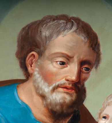 Zdjęcie nr 3: Obraz w kształcie stojącego prostokąta zamkniętego łukiem odcinkowym ukazuje z żabiej perspektywy św. Józefa trzymającego na rękach Jezusa i lilię. Święty jest ubrany w niebieską długą suknię i brązowy płaszcz. Twarz ma wyrazistą, z krótkim nosem, otwartymi oczami, okoloną krótką siwą brodą, z krótkimi siwiejącymi włosami. Jezus leżący na białej pielusze, o pulchnej twarzy, drobnych nosie i ustach, krótkich, jasnych, kręconych włosach; w prawej dłoni trzyma krzyżyk. W tle widoczny pagórkowaty teren z jeziorem i dalekimi górami oraz niebo przykryte chmurami. Nad postaciami unoszą się dwie uskrzydlone główki aniołków. W lewym dolnym rogu sygnatura „Jozef Pochwalski  Malował 14/8 1850".  