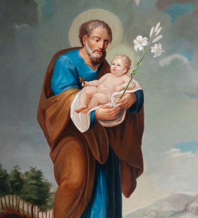 Zdjęcie nr 1: Obraz w kształcie stojącego prostokąta zamkniętego łukiem odcinkowym ukazuje z żabiej perspektywy św. Józefa trzymającego na rękach Jezusa i lilię. Święty jest ubrany w niebieską długą suknię i brązowy płaszcz. Twarz ma wyrazistą, z krótkim nosem, otwartymi oczami, okoloną krótką siwą brodą, z krótkimi siwiejącymi włosami. Jezus leżący na białej pielusze, o pulchnej twarzy, drobnych nosie i ustach, krótkich, jasnych, kręconych włosach; w prawej dłoni trzyma krzyżyk. W tle widoczny pagórkowaty teren z jeziorem i dalekimi górami oraz niebo przykryte chmurami. Nad postaciami unoszą się dwie uskrzydlone główki aniołków. W lewym dolnym rogu sygnatura „Jozef Pochwalski  Malował 14/8 1850&quot;.  