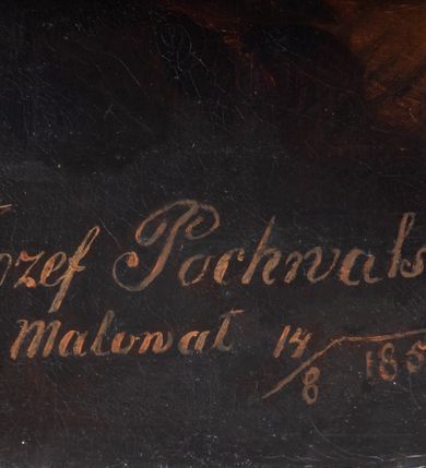 Zdjęcie nr 5: Obraz w kształcie stojącego prostokąta zamkniętego łukiem odcinkowym ukazuje z żabiej perspektywy św. Józefa trzymającego na rękach Jezusa i lilię. Święty jest ubrany w niebieską długą suknię i brązowy płaszcz. Twarz ma wyrazistą, z krótkim nosem, otwartymi oczami, okoloną krótką siwą brodą, z krótkimi siwiejącymi włosami. Jezus leżący na białej pielusze, o pulchnej twarzy, drobnych nosie i ustach, krótkich, jasnych, kręconych włosach; w prawej dłoni trzyma krzyżyk. W tle widoczny pagórkowaty teren z jeziorem i dalekimi górami oraz niebo przykryte chmurami. Nad postaciami unoszą się dwie uskrzydlone główki aniołków. W lewym dolnym rogu sygnatura „Jozef Pochwalski  Malował 14/8 1850&quot;.  