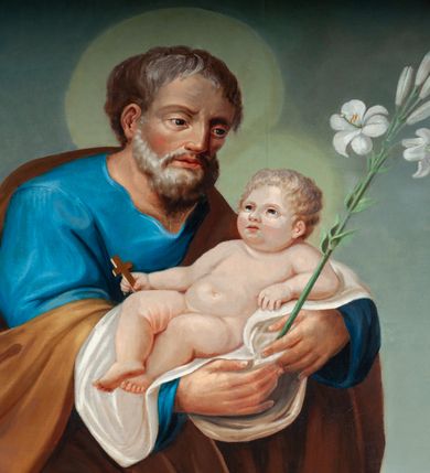 Zdjęcie nr 2: Obraz w kształcie stojącego prostokąta zamkniętego łukiem odcinkowym ukazuje z żabiej perspektywy św. Józefa trzymającego na rękach Jezusa i lilię. Święty jest ubrany w niebieską długą suknię i brązowy płaszcz. Twarz ma wyrazistą, z krótkim nosem, otwartymi oczami, okoloną krótką siwą brodą, z krótkimi siwiejącymi włosami. Jezus leżący na białej pielusze, o pulchnej twarzy, drobnych nosie i ustach, krótkich, jasnych, kręconych włosach; w prawej dłoni trzyma krzyżyk. W tle widoczny pagórkowaty teren z jeziorem i dalekimi górami oraz niebo przykryte chmurami. Nad postaciami unoszą się dwie uskrzydlone główki aniołków. W lewym dolnym rogu sygnatura „Jozef Pochwalski  Malował 14/8 1850&quot;.  