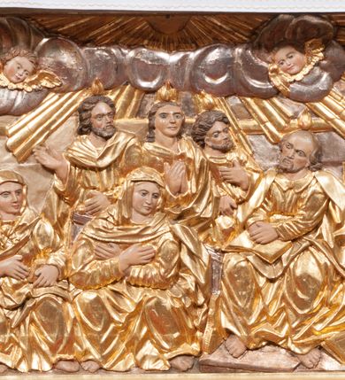 Zdjęcie nr 7: Ołtarz architektoniczny, przyścienny, jednoosiowy, jednokondygnacyjny z mensą. Mensa prosta, kamienna; antepedium płaskorzeźbione ze sceną Zesłania Ducha Świętego. Kompozycja jest niemal symetryczna, postacie apostołów oraz dwie Marie siedzą lub stoją poniżej rozchodzących się promieni glorii. Nastawa ołtarzowa ustawiona na wysokim, zdwojonym cokole, którego szersza oś środkowa jest flankowana parami cokołów ustawionych skośnie. Pierwsza kondygnacja również ustawiona na cokole, którego pola wypełniają płyciny z płaskorzeźbioną, symetryczną dekoracją z ceownicami wokół kwiatu róży. Na środku, na mensie prostopadłościenne tabernakulum na cokole. Na jego ścianie frontowej wypełnione czerwonym kolorem drzwi w kształcie stojącego prostokąta zamkniętego od góry łukiem nadwieszonym, flankowane kolumienkami jońskimi. 
W polu środkowym pierwszej kondygnacji ołtarza obraz „Oblicze Chrystusa” (XVII w.) w profilowanej, prostokątnej ramie z uskokiem i półkolistym zamknięciem od góry. Pole flankowane skośnie ustawionymi kolumnami korynckimi na tle pilastrów, wspierającymi wyłamane nad nimi belkowanie i fragmenty przerwanego przyczółka. Trzony kolumn ozdobione plastycznymi płomieniami. Na pilastrach płyciny z wypełnieniem z płaskorzeźbionych ornamentów o motywach regencyjnych. Na tle pilastrów, po obu stronach środkowego obrazu, rzeźbione figury św. Heleny i św. Barbary w obficie drapowanych szatach. 
Zwieńczenie ołtarza w formie glorii promienistej z gołębicą Ducha Świętego pośrodku. Poniżej niej, na banderoli inskrypcja „EMITTE  SPIRITUM TUUM ET CREABUNTUR”. Przedstawienie ujęte otokiem utworzonym z obłoków i uskrzydlonych główek. Po bokach, na częściach przerwanego belkowania, na obłokach siedzą putta. Są zwrócone do siebie i spoglądają lekko w dół. Mają uniesione ręce i są przepasane złotymi szarfami. 
Struktura ołtarza dekorowana imitacją marmoryzacji za pomocą polichromii na kolor jasnoszary z ciemniejszymi żyłkami; profile, ornamenty, gloria, szaty świętych złocone; obłoki, gołębica, elementy strojów, fragmenty antepedium srebrzone; polichromia w partiach ciała postaci naturalistyczna. 