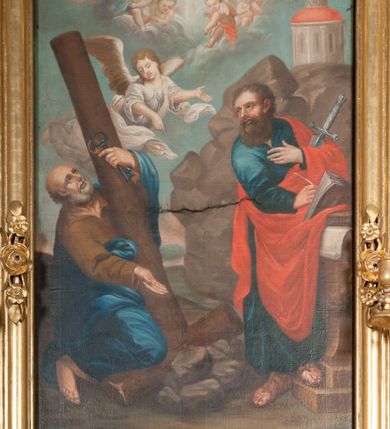 Zdjęcie nr 8: Ołtarz architektoniczny, przyścienny, jednoosiowy, jednokondygnacyjny z mensą. Mensa prosta, kamienna; antepedium płaskorzeźbione ze sceną Zesłania Ducha Świętego. Kompozycja jest niemal symetryczna, postacie apostołów oraz dwie Marie siedzą lub stoją poniżej rozchodzących się promieni glorii. Nastawa ołtarzowa ustawiona na wysokim, zdwojonym cokole, którego szersza oś środkowa jest flankowana parami cokołów ustawionych skośnie. Pierwsza kondygnacja również ustawiona na cokole, którego pola wypełniają płyciny z płaskorzeźbioną, symetryczną dekoracją z ceownicami wokół kwiatu róży. Na środku, na mensie prostopadłościenne tabernakulum na cokole. Na jego ścianie frontowej wypełnione czerwonym kolorem drzwi w kształcie stojącego prostokąta zamkniętego od góry łukiem nadwieszonym, flankowane kolumienkami jońskimi. 
W polu środkowym pierwszej kondygnacji ołtarza obraz „Oblicze Chrystusa” (XVII w.) w profilowanej, prostokątnej ramie z uskokiem i półkolistym zamknięciem od góry. Pole flankowane skośnie ustawionymi kolumnami korynckimi na tle pilastrów, wspierającymi wyłamane nad nimi belkowanie i fragmenty przerwanego przyczółka. Trzony kolumn ozdobione plastycznymi płomieniami. Na pilastrach płyciny z wypełnieniem z płaskorzeźbionych ornamentów o motywach regencyjnych. Na tle pilastrów, po obu stronach środkowego obrazu, rzeźbione figury św. Heleny i św. Barbary w obficie drapowanych szatach. 
Zwieńczenie ołtarza w formie glorii promienistej z gołębicą Ducha Świętego pośrodku. Poniżej niej, na banderoli inskrypcja „EMITTE  SPIRITUM TUUM ET CREABUNTUR”. Przedstawienie ujęte otokiem utworzonym z obłoków i uskrzydlonych główek. Po bokach, na częściach przerwanego belkowania, na obłokach siedzą putta. Są zwrócone do siebie i spoglądają lekko w dół. Mają uniesione ręce i są przepasane złotymi szarfami. 
Struktura ołtarza dekorowana imitacją marmoryzacji za pomocą polichromii na kolor jasnoszary z ciemniejszymi żyłkami; profile, ornamenty, gloria, szaty świętych złocone; obłoki, gołębica, elementy strojów, fragmenty antepedium srebrzone; polichromia w partiach ciała postaci naturalistyczna. 