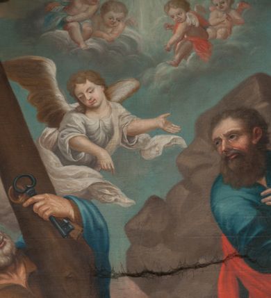 Zdjęcie nr 9: Ołtarz architektoniczny, przyścienny, jednoosiowy, jednokondygnacyjny z mensą. Mensa prosta, kamienna; antepedium płaskorzeźbione ze sceną Zesłania Ducha Świętego. Kompozycja jest niemal symetryczna, postacie apostołów oraz dwie Marie siedzą lub stoją poniżej rozchodzących się promieni glorii. Nastawa ołtarzowa ustawiona na wysokim, zdwojonym cokole, którego szersza oś środkowa jest flankowana parami cokołów ustawionych skośnie. Pierwsza kondygnacja również ustawiona na cokole, którego pola wypełniają płyciny z płaskorzeźbioną, symetryczną dekoracją z ceownicami wokół kwiatu róży. Na środku, na mensie prostopadłościenne tabernakulum na cokole. Na jego ścianie frontowej wypełnione czerwonym kolorem drzwi w kształcie stojącego prostokąta zamkniętego od góry łukiem nadwieszonym, flankowane kolumienkami jońskimi. 
W polu środkowym pierwszej kondygnacji ołtarza obraz „Oblicze Chrystusa” (XVII w.) w profilowanej, prostokątnej ramie z uskokiem i półkolistym zamknięciem od góry. Pole flankowane skośnie ustawionymi kolumnami korynckimi na tle pilastrów, wspierającymi wyłamane nad nimi belkowanie i fragmenty przerwanego przyczółka. Trzony kolumn ozdobione plastycznymi płomieniami. Na pilastrach płyciny z wypełnieniem z płaskorzeźbionych ornamentów o motywach regencyjnych. Na tle pilastrów, po obu stronach środkowego obrazu, rzeźbione figury św. Heleny i św. Barbary w obficie drapowanych szatach. 
Zwieńczenie ołtarza w formie glorii promienistej z gołębicą Ducha Świętego pośrodku. Poniżej niej, na banderoli inskrypcja „EMITTE  SPIRITUM TUUM ET CREABUNTUR”. Przedstawienie ujęte otokiem utworzonym z obłoków i uskrzydlonych główek. Po bokach, na częściach przerwanego belkowania, na obłokach siedzą putta. Są zwrócone do siebie i spoglądają lekko w dół. Mają uniesione ręce i są przepasane złotymi szarfami. 
Struktura ołtarza dekorowana imitacją marmoryzacji za pomocą polichromii na kolor jasnoszary z ciemniejszymi żyłkami; profile, ornamenty, gloria, szaty świętych złocone; obłoki, gołębica, elementy strojów, fragmenty antepedium srebrzone; polichromia w partiach ciała postaci naturalistyczna. 