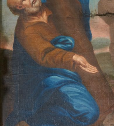 Zdjęcie nr 3: Obraz w kształcie stojącego prostokąta zamkniętego łukiem nadwieszonym w profilowanej, złoconej ramie dekorowanej na bocznych krawędziach kwitnącymi różami. Na płótnie przedstawiono świętych Piotra i Pawła z gołębicą Ducha Świętego. Pierwszy klęczy po lewej stronie zwrócony w trzech czwartych w lewo, spogląda w górę, lewą ręką przytrzymuje krzyż oraz dwa klucze, prawą wyciąga przed siebie. Ma owalną twarz, głęboko osadzone, ciemne oczy, prosty nos i pełne usta. Twarz otacza siwy zarost, a okalające łysinę krótkie włosy kręcą się w loki. Jest ubrany w brązową tunikę, na którą na narzucony niebieski płaszcz okrywający lewą rękę i dolną połowę ciała; stopy bose. Święty Paweł stoi zwrócony delikatnie w prawo, głowę skręca mocniej w tym kierunku. Lewą rękę kładzie na piersi i przytrzymuje nią miecz, prawą pisze w otwartej księdze, która leży przed nim. Ma zatroskany wyraz twarzy, ściągnięte brwi, ciemne oczy, prosty nos i pełne usta. Bujna, brązowa broda opada mu na dekolt, krótkie włosy się kręcą. Jest ubrany w niebieską tunikę i czerwony płaszcz, który otacza lewą rękę, owija się wokół pasa i obejmuje wspomnianą księgę. Lewą stopę trzyma na stopniu, na nogach ma sandały. Przed nim stoi pulpit z rozwijającym się zwojem i zamkniętą księgą, na której wspiera się otwarta. Między świętymi unosi się anioł wskazujący w dół, ubrany w białą suknię i rozwiewający się płaszcz, powyżej widoczna zlatująca, otoczona aniołkami i obłokami gołębica Ducha Świętego na tle glorii promienistej. Wokół świętych surowy krajobraz utrzymany w odcieniach brązu. Przed krzyżem kamienie, w tle skała na której stoi rotunda. 