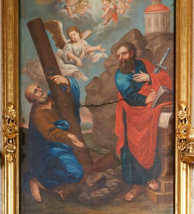 Zdjęcie nr 1: Obraz w kształcie stojącego prostokąta zamkniętego łukiem nadwieszonym w profilowanej, złoconej ramie dekorowanej na bocznych krawędziach kwitnącymi różami. Na płótnie przedstawiono świętych Piotra i Pawła z gołębicą Ducha Świętego. Pierwszy klęczy po lewej stronie zwrócony w trzech czwartych w lewo, spogląda w górę, lewą ręką przytrzymuje krzyż oraz dwa klucze, prawą wyciąga przed siebie. Ma owalną twarz, głęboko osadzone, ciemne oczy, prosty nos i pełne usta. Twarz otacza siwy zarost, a okalające łysinę krótkie włosy kręcą się w loki. Jest ubrany w brązową tunikę, na którą na narzucony niebieski płaszcz okrywający lewą rękę i dolną połowę ciała; stopy bose. Święty Paweł stoi zwrócony delikatnie w prawo, głowę skręca mocniej w tym kierunku. Lewą rękę kładzie na piersi i przytrzymuje nią miecz, prawą pisze w otwartej księdze, która leży przed nim. Ma zatroskany wyraz twarzy, ściągnięte brwi, ciemne oczy, prosty nos i pełne usta. Bujna, brązowa broda opada mu na dekolt, krótkie włosy się kręcą. Jest ubrany w niebieską tunikę i czerwony płaszcz, który otacza lewą rękę, owija się wokół pasa i obejmuje wspomnianą księgę. Lewą stopę trzyma na stopniu, na nogach ma sandały. Przed nim stoi pulpit z rozwijającym się zwojem i zamkniętą księgą, na której wspiera się otwarta. Między świętymi unosi się anioł wskazujący w dół, ubrany w białą suknię i rozwiewający się płaszcz, powyżej widoczna zlatująca, otoczona aniołkami i obłokami gołębica Ducha Świętego na tle glorii promienistej. Wokół świętych surowy krajobraz utrzymany w odcieniach brązu. Przed krzyżem kamienie, w tle skała na której stoi rotunda. 