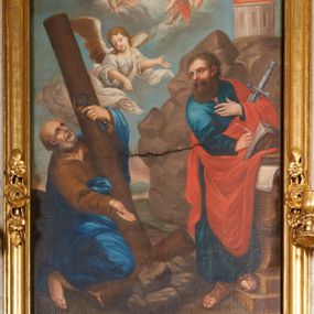 Zdjęcie nr 1: Obraz w kształcie stojącego prostokąta zamkniętego łukiem nadwieszonym w profilowanej, złoconej ramie dekorowanej na bocznych krawędziach kwitnącymi różami. Na płótnie przedstawiono świętych Piotra i Pawła z gołębicą Ducha Świętego. Pierwszy klęczy po lewej stronie zwrócony w trzech czwartych w lewo, spogląda w górę, lewą ręką przytrzymuje krzyż oraz dwa klucze, prawą wyciąga przed siebie. Ma owalną twarz, głęboko osadzone, ciemne oczy, prosty nos i pełne usta. Twarz otacza siwy zarost, a okalające łysinę krótkie włosy kręcą się w loki. Jest ubrany w brązową tunikę, na którą na narzucony niebieski płaszcz okrywający lewą rękę i dolną połowę ciała; stopy bose. Święty Paweł stoi zwrócony delikatnie w prawo, głowę skręca mocniej w tym kierunku. Lewą rękę kładzie na piersi i przytrzymuje nią miecz, prawą pisze w otwartej księdze, która leży przed nim. Ma zatroskany wyraz twarzy, ściągnięte brwi, ciemne oczy, prosty nos i pełne usta. Bujna, brązowa broda opada mu na dekolt, krótkie włosy się kręcą. Jest ubrany w niebieską tunikę i czerwony płaszcz, który otacza lewą rękę, owija się wokół pasa i obejmuje wspomnianą księgę. Lewą stopę trzyma na stopniu, na nogach ma sandały. Przed nim stoi pulpit z rozwijającym się zwojem i zamkniętą księgą, na której wspiera się otwarta. Między świętymi unosi się anioł wskazujący w dół, ubrany w białą suknię i rozwiewający się płaszcz, powyżej widoczna zlatująca, otoczona aniołkami i obłokami gołębica Ducha Świętego na tle glorii promienistej. Wokół świętych surowy krajobraz utrzymany w odcieniach brązu. Przed krzyżem kamienie, w tle skała na której stoi rotunda. 