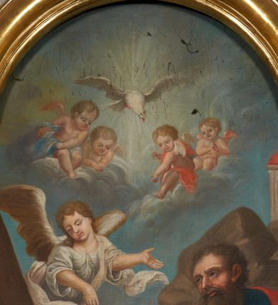 Zdjęcie nr 5: Obraz w kształcie stojącego prostokąta zamkniętego łukiem nadwieszonym w profilowanej, złoconej ramie dekorowanej na bocznych krawędziach kwitnącymi różami. Na płótnie przedstawiono świętych Piotra i Pawła z gołębicą Ducha Świętego. Pierwszy klęczy po lewej stronie zwrócony w trzech czwartych w lewo, spogląda w górę, lewą ręką przytrzymuje krzyż oraz dwa klucze, prawą wyciąga przed siebie. Ma owalną twarz, głęboko osadzone, ciemne oczy, prosty nos i pełne usta. Twarz otacza siwy zarost, a okalające łysinę krótkie włosy kręcą się w loki. Jest ubrany w brązową tunikę, na którą na narzucony niebieski płaszcz okrywający lewą rękę i dolną połowę ciała; stopy bose. Święty Paweł stoi zwrócony delikatnie w prawo, głowę skręca mocniej w tym kierunku. Lewą rękę kładzie na piersi i przytrzymuje nią miecz, prawą pisze w otwartej księdze, która leży przed nim. Ma zatroskany wyraz twarzy, ściągnięte brwi, ciemne oczy, prosty nos i pełne usta. Bujna, brązowa broda opada mu na dekolt, krótkie włosy się kręcą. Jest ubrany w niebieską tunikę i czerwony płaszcz, który otacza lewą rękę, owija się wokół pasa i obejmuje wspomnianą księgę. Lewą stopę trzyma na stopniu, na nogach ma sandały. Przed nim stoi pulpit z rozwijającym się zwojem i zamkniętą księgą, na której wspiera się otwarta. Między świętymi unosi się anioł wskazujący w dół, ubrany w białą suknię i rozwiewający się płaszcz, powyżej widoczna zlatująca, otoczona aniołkami i obłokami gołębica Ducha Świętego na tle glorii promienistej. Wokół świętych surowy krajobraz utrzymany w odcieniach brązu. Przed krzyżem kamienie, w tle skała na której stoi rotunda. 