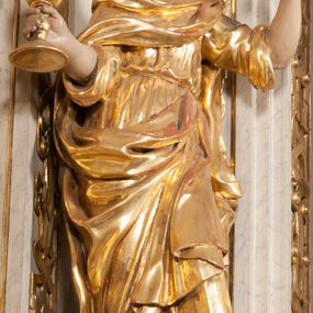 Zdjęcie nr 1: Figura pełna, na cokole, przedstawiająca św. Barbarę. Święta w pozie przypominającej literę „S”, w kontrapoście z ciężarem na prawej nodze, z lewą odstawioną do boku. Obie ręce zgięte w łokciach, w prawej trzyma kielich, lewą unosi do góry w delikatnym geście. Głowa przechylona na prawo, twarz o łagodnym wyrazie, okrągła, z wysokim czołem, małymi, przymkniętymi oczami, niewielkim nosem i wąskimi ustami; brązowe włosy zaczesane do tyłu, okryte chustką. Święta jest ubrana w długą, przepasaną suknię, która podkreśla kształt ciała, przylegając do niego drobnymi fałdami; rękawy sukni szerokie, sięgające łokci. Barbara na suknię ma zarzucony płaszcz, który przykrywa dekolt, owija się wokół prawej ręki i jest podczepiony do paska na lewym biodrze. 
Polichromia w partiach ciała naturalistyczna, szaty i atrybut złocone, chustka srebrzona. 