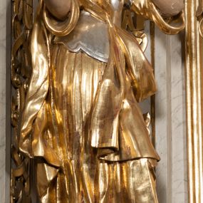 Zdjęcie nr 1: Figura pełna na cokole przedstawiająca św. Helenę. Święta w pozie przypominającej literę „S”, w kontrapoście z ciężarem na prawej nodze, z lewą odstawioną do boku. Obie ręce zgięte w łokciach, prawa wyciągnięta przed siebie z palcami ułożonymi jakby coś trzymały, lewą unosi do piersi. Głowa skręcona lekko w prawo, twarz o łagodnym wyrazie, owalna, z wysokim czołem, małymi oczami, niewielkim nosem i wąskimi ustami; brązowe włosy zaczesane do tyłu opadają na plecy. Święta jest ubrana w długą suknię z gorsetem, której dolna część przylega do ciała drobnymi fałdami. Na suknię ma zarzucony płaszcz, który przechodzi skośnie przez pierś, nad prawą ręką i wokół lewego biodra. 
Polichromia w partiach ciała naturalistyczna, gorset srebrzony, suknia i płaszcz złocone. 