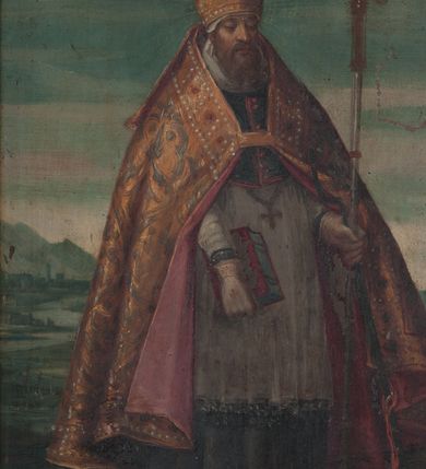 Zdjęcie nr 14: Ołtarzyk przenośny w formie tryptyku z ruchomymi skrzydłami, predellą i zwieńczeniem.
W polu głównym Ukrzyżowanie. W centrum kompozycji Jezus wiszący na krzyżu, przybity trzema gwoździami, z głową opadającą na prawe ramię, o widocznej muskulaturze, przewiązany w biodrach białym, cienkim perizonium. Pod krzyżem św. Maria Magdalena ukazana frontalnie klęczy, obejmując rękami krzyż, w lewej trzyma białą chustkę, którą dotyka stopy Jezusa. Maria unosi głowę, wzrok kieruje na ukrzyżowanego. Ma pociągłą twarz, duże oczy, długi nos i wąskie usta, włosy opadają jej na ramiona i plecy. Jest ubrana w jasnoróżową suknię, spod której widać zielone rękawy i żółty płaszcz, który zakrywa jej lewy bark i nogi. Po lewej stronie krzyża, pogrążona w żalu stoi Matka Boska. Została przedstawiona jako dojrzała kobieta, z opuszczoną głową i rękami złożonymi w modlitwie. Jest ubrana w różową suknię, białą podwikę i granatowy maforion lamowany złotem. Po prawej stronie krzyża stoi św. Jan, który patrzy na Jezusa, prawą rękę składa na piersi, lewą wskazuje ziemię. Ma małą, okrągłą twarz, okoloną krótkim zarostem, długie włosy opadają mu na ramiona i plecy. Jest ubrany w zieloną suknię i obszerny, czerwony płaszcz, który zakrywa mu prawe ramię i prawą nogę. Nad głowami świętych postaci nimby. Przed krzyżem, na ziemi stoi naczynie na wonne oleje, w tle widać zarys Jerozolimy. Większą część tła zakrywają skłębione, granatowe, rozświetlone miejscami obłoki. 
Skrzydła tryptyku są malowane dwustronnie, każde podzielona na dwa pola. Na awersie umieszczono sceny Pasji. Na lewym u góry Modlitwa w Ogrójcu, poniżej Biczowanie. Po prawej stronie Cierniem koronowanie powyżej Niesienia krzyża. Na rewersie po lewej stronie Zwiastowanie ponad św. Erazmem, a po prawej Nawiedzenie nad św. Zofią z córkami. 
Scena Modlitwy w Ogrójcu rozgrywa się w trzech planach. Z przodu, przy dolnej krawędzi widoczni śpiący uczniowie. Na drugim planie klęczący z rozłożonymi rękami Chrystus, przed którym pojawił się anioł trzymający krzyż oraz kielich. Tło stanowi skała i widok miasta z oddali. 
Biczowanie zostało zakomponowane jako scena wielopostaciowa, w której centralnie umieszczono zwróconą w prawo postać Jezusa przywiązanego do niskiego słupa, odzianego jedynie w perizonium, z koroną cierniową na głowie. Chrystus obraca głowę przez lewe ramię. Za nim dwóch mężczyzn, przed nim kolejny, wszyscy są biczownikami, u jednego widać z dłoniach uniesioną rózgę; czwarty okręca sznur wokół słupa. Za nimi grupa mężczyzn w szpiczastych czapkach z otokami, jeden z nich trzyma pochodnię. Z prawej strony, w tle widać ścianę budynku. 
W centrum Koronowania cierniem widoczna jest postać siedzącego Chrystusa o związanych rękach i skrzyżowanych stopach, osłoniętego jedynie czerwonym płaszczem spiętym pod szyją. Wokół niego trzech mężczyzn: dwóch patykami zakłada koronę cierniową, trzeci wkłada Chrystusowi w dłonie liść palmy. W tle postacie halabardników oraz ukazane perspektywicznie ściany budowli. 
Na pierwszym planie Niesienia krzyża widoczna z prawego profilu postać Jezusa uginającego się pod ciężarem niesionego krzyża, a wokół niego ciasno stłoczona grupa mężczyzn. Jeden z nich, Szymon Cyrenejczyk, próbuje pomóc Chrystusowi, pozostali to żołnierze, pilnujący Zbawiciela. Ten, który stoi z prawej strony kompozycji, trzyma w lewej ręce sznur krępujący ręce Chrystusa, a w prawej unosi kij. W tle widać postaci: z prawej między żołnierzami głowy Marii i Marii Magdaleny, z lewej dwóch mężczyzn, dalej widok miasta i rozświetlone niebo. 
Scena Zwiastowania ma typową ikonografię i układ. Po prawej stronie kompozycji za pulpitem klęczy Maria, składając lewą rękę na piersi, prawą zwraca w stronę anioła, który unosi się na obłokach po lewej stronie. Anioł w prawej ręce trzyma kwiat lilii, ponad nim, na tle rozświetlonego nieba unosi się gołębicą Ducha  Świętego. 
Nawiedzenie ma kompozycję wieloplanową. Z przodu Maria wita się ze św. Elżbietą. Kobiety ściskają sobie ręce i obejmując, patrzą na siebie. Za nimi św. Józef i św. Joachim witają się na progu domu. W tle architektura i fragment drzewa na tle niebiesko-białego nieba. 
Święty Erazm został przedstawiony w bogato dekorowanym stroju biskupim: w ciemnej sutannie, białej komży, wzorzystej kapie i rękawiczkach; na głowie infuła. Stoi z księgą w prawej ręce i pastorałem w lewej. Po prawej stronie, na dole kompozycji widoczne krwawiące wnętrzności świętego. Na tło przedstawienia składa się szeroki krajobraz z wijącą się rzeką i wzgórzami na horyzoncie oraz zachmurzone niebo. 
Święta Zofia została ukazana z trzeba córkami. Stoi centralnie, z prawą nogą wysuniętą do przodu, spogląda w niebo, prawą ręką przytrzymuje księgę, w wyciągniętej lewej ma krzyż, na głowie ma koronę. Po jej prawej stronie córka ubrana w białą suknię i pomarańczowy płaszcz, po lewej dwie kolejne. Stojąca z nich bliżej ma zieloną suknię i jasny płaszcza, ustawiona dalej ma czerwoną suknię i zielony płaszcz, prawą ręką przytrzymuje oparty ostrzem o ziemię miecz. Za nimi zachmurzone niebo. 
Sceny zostały ujęte profilowanymi ramami. Nastawę ustawiono na predelli w kształcie leżącego prostokąta z wklęsłymi ściankami bocznymi zakończonymi wolutami i zamknięto zwieńczeniem w formie przerwanego przyczółka dekorowanego ząbkowaniem. Struktura polichromowana na niebiesko, płyciny na zielono, profile i ornament na złoto.  