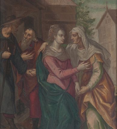 Zdjęcie nr 16: Ołtarzyk przenośny w formie tryptyku z ruchomymi skrzydłami, predellą i zwieńczeniem.
W polu głównym Ukrzyżowanie. W centrum kompozycji Jezus wiszący na krzyżu, przybity trzema gwoździami, z głową opadającą na prawe ramię, o widocznej muskulaturze, przewiązany w biodrach białym, cienkim perizonium. Pod krzyżem św. Maria Magdalena ukazana frontalnie klęczy, obejmując rękami krzyż, w lewej trzyma białą chustkę, którą dotyka stopy Jezusa. Maria unosi głowę, wzrok kieruje na ukrzyżowanego. Ma pociągłą twarz, duże oczy, długi nos i wąskie usta, włosy opadają jej na ramiona i plecy. Jest ubrana w jasnoróżową suknię, spod której widać zielone rękawy i żółty płaszcz, który zakrywa jej lewy bark i nogi. Po lewej stronie krzyża, pogrążona w żalu stoi Matka Boska. Została przedstawiona jako dojrzała kobieta, z opuszczoną głową i rękami złożonymi w modlitwie. Jest ubrana w różową suknię, białą podwikę i granatowy maforion lamowany złotem. Po prawej stronie krzyża stoi św. Jan, który patrzy na Jezusa, prawą rękę składa na piersi, lewą wskazuje ziemię. Ma małą, okrągłą twarz, okoloną krótkim zarostem, długie włosy opadają mu na ramiona i plecy. Jest ubrany w zieloną suknię i obszerny, czerwony płaszcz, który zakrywa mu prawe ramię i prawą nogę. Nad głowami świętych postaci nimby. Przed krzyżem, na ziemi stoi naczynie na wonne oleje, w tle widać zarys Jerozolimy. Większą część tła zakrywają skłębione, granatowe, rozświetlone miejscami obłoki. 
Skrzydła tryptyku są malowane dwustronnie, każde podzielona na dwa pola. Na awersie umieszczono sceny Pasji. Na lewym u góry Modlitwa w Ogrójcu, poniżej Biczowanie. Po prawej stronie Cierniem koronowanie powyżej Niesienia krzyża. Na rewersie po lewej stronie Zwiastowanie ponad św. Erazmem, a po prawej Nawiedzenie nad św. Zofią z córkami. 
Scena Modlitwy w Ogrójcu rozgrywa się w trzech planach. Z przodu, przy dolnej krawędzi widoczni śpiący uczniowie. Na drugim planie klęczący z rozłożonymi rękami Chrystus, przed którym pojawił się anioł trzymający krzyż oraz kielich. Tło stanowi skała i widok miasta z oddali. 
Biczowanie zostało zakomponowane jako scena wielopostaciowa, w której centralnie umieszczono zwróconą w prawo postać Jezusa przywiązanego do niskiego słupa, odzianego jedynie w perizonium, z koroną cierniową na głowie. Chrystus obraca głowę przez lewe ramię. Za nim dwóch mężczyzn, przed nim kolejny, wszyscy są biczownikami, u jednego widać z dłoniach uniesioną rózgę; czwarty okręca sznur wokół słupa. Za nimi grupa mężczyzn w szpiczastych czapkach z otokami, jeden z nich trzyma pochodnię. Z prawej strony, w tle widać ścianę budynku. 
W centrum Koronowania cierniem widoczna jest postać siedzącego Chrystusa o związanych rękach i skrzyżowanych stopach, osłoniętego jedynie czerwonym płaszczem spiętym pod szyją. Wokół niego trzech mężczyzn: dwóch patykami zakłada koronę cierniową, trzeci wkłada Chrystusowi w dłonie liść palmy. W tle postacie halabardników oraz ukazane perspektywicznie ściany budowli. 
Na pierwszym planie Niesienia krzyża widoczna z prawego profilu postać Jezusa uginającego się pod ciężarem niesionego krzyża, a wokół niego ciasno stłoczona grupa mężczyzn. Jeden z nich, Szymon Cyrenejczyk, próbuje pomóc Chrystusowi, pozostali to żołnierze, pilnujący Zbawiciela. Ten, który stoi z prawej strony kompozycji, trzyma w lewej ręce sznur krępujący ręce Chrystusa, a w prawej unosi kij. W tle widać postaci: z prawej między żołnierzami głowy Marii i Marii Magdaleny, z lewej dwóch mężczyzn, dalej widok miasta i rozświetlone niebo. 
Scena Zwiastowania ma typową ikonografię i układ. Po prawej stronie kompozycji za pulpitem klęczy Maria, składając lewą rękę na piersi, prawą zwraca w stronę anioła, który unosi się na obłokach po lewej stronie. Anioł w prawej ręce trzyma kwiat lilii, ponad nim, na tle rozświetlonego nieba unosi się gołębicą Ducha  Świętego. 
Nawiedzenie ma kompozycję wieloplanową. Z przodu Maria wita się ze św. Elżbietą. Kobiety ściskają sobie ręce i obejmując, patrzą na siebie. Za nimi św. Józef i św. Joachim witają się na progu domu. W tle architektura i fragment drzewa na tle niebiesko-białego nieba. 
Święty Erazm został przedstawiony w bogato dekorowanym stroju biskupim: w ciemnej sutannie, białej komży, wzorzystej kapie i rękawiczkach; na głowie infuła. Stoi z księgą w prawej ręce i pastorałem w lewej. Po prawej stronie, na dole kompozycji widoczne krwawiące wnętrzności świętego. Na tło przedstawienia składa się szeroki krajobraz z wijącą się rzeką i wzgórzami na horyzoncie oraz zachmurzone niebo. 
Święta Zofia została ukazana z trzeba córkami. Stoi centralnie, z prawą nogą wysuniętą do przodu, spogląda w niebo, prawą ręką przytrzymuje księgę, w wyciągniętej lewej ma krzyż, na głowie ma koronę. Po jej prawej stronie córka ubrana w białą suknię i pomarańczowy płaszcz, po lewej dwie kolejne. Stojąca z nich bliżej ma zieloną suknię i jasny płaszcza, ustawiona dalej ma czerwoną suknię i zielony płaszcz, prawą ręką przytrzymuje oparty ostrzem o ziemię miecz. Za nimi zachmurzone niebo. 
Sceny zostały ujęte profilowanymi ramami. Nastawę ustawiono na predelli w kształcie leżącego prostokąta z wklęsłymi ściankami bocznymi zakończonymi wolutami i zamknięto zwieńczeniem w formie przerwanego przyczółka dekorowanego ząbkowaniem. Struktura polichromowana na niebiesko, płyciny na zielono, profile i ornament na złoto.  