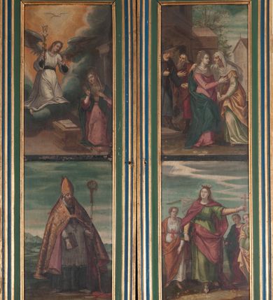 Zdjęcie nr 11: Ołtarzyk przenośny w formie tryptyku z ruchomymi skrzydłami, predellą i zwieńczeniem.
W polu głównym Ukrzyżowanie. W centrum kompozycji Jezus wiszący na krzyżu, przybity trzema gwoździami, z głową opadającą na prawe ramię, o widocznej muskulaturze, przewiązany w biodrach białym, cienkim perizonium. Pod krzyżem św. Maria Magdalena ukazana frontalnie klęczy, obejmując rękami krzyż, w lewej trzyma białą chustkę, którą dotyka stopy Jezusa. Maria unosi głowę, wzrok kieruje na ukrzyżowanego. Ma pociągłą twarz, duże oczy, długi nos i wąskie usta, włosy opadają jej na ramiona i plecy. Jest ubrana w jasnoróżową suknię, spod której widać zielone rękawy i żółty płaszcz, który zakrywa jej lewy bark i nogi. Po lewej stronie krzyża, pogrążona w żalu stoi Matka Boska. Została przedstawiona jako dojrzała kobieta, z opuszczoną głową i rękami złożonymi w modlitwie. Jest ubrana w różową suknię, białą podwikę i granatowy maforion lamowany złotem. Po prawej stronie krzyża stoi św. Jan, który patrzy na Jezusa, prawą rękę składa na piersi, lewą wskazuje ziemię. Ma małą, okrągłą twarz, okoloną krótkim zarostem, długie włosy opadają mu na ramiona i plecy. Jest ubrany w zieloną suknię i obszerny, czerwony płaszcz, który zakrywa mu prawe ramię i prawą nogę. Nad głowami świętych postaci nimby. Przed krzyżem, na ziemi stoi naczynie na wonne oleje, w tle widać zarys Jerozolimy. Większą część tła zakrywają skłębione, granatowe, rozświetlone miejscami obłoki. 
Skrzydła tryptyku są malowane dwustronnie, każde podzielona na dwa pola. Na awersie umieszczono sceny Pasji. Na lewym u góry Modlitwa w Ogrójcu, poniżej Biczowanie. Po prawej stronie Cierniem koronowanie powyżej Niesienia krzyża. Na rewersie po lewej stronie Zwiastowanie ponad św. Erazmem, a po prawej Nawiedzenie nad św. Zofią z córkami. 
Scena Modlitwy w Ogrójcu rozgrywa się w trzech planach. Z przodu, przy dolnej krawędzi widoczni śpiący uczniowie. Na drugim planie klęczący z rozłożonymi rękami Chrystus, przed którym pojawił się anioł trzymający krzyż oraz kielich. Tło stanowi skała i widok miasta z oddali. 
Biczowanie zostało zakomponowane jako scena wielopostaciowa, w której centralnie umieszczono zwróconą w prawo postać Jezusa przywiązanego do niskiego słupa, odzianego jedynie w perizonium, z koroną cierniową na głowie. Chrystus obraca głowę przez lewe ramię. Za nim dwóch mężczyzn, przed nim kolejny, wszyscy są biczownikami, u jednego widać z dłoniach uniesioną rózgę; czwarty okręca sznur wokół słupa. Za nimi grupa mężczyzn w szpiczastych czapkach z otokami, jeden z nich trzyma pochodnię. Z prawej strony, w tle widać ścianę budynku. 
W centrum Koronowania cierniem widoczna jest postać siedzącego Chrystusa o związanych rękach i skrzyżowanych stopach, osłoniętego jedynie czerwonym płaszczem spiętym pod szyją. Wokół niego trzech mężczyzn: dwóch patykami zakłada koronę cierniową, trzeci wkłada Chrystusowi w dłonie liść palmy. W tle postacie halabardników oraz ukazane perspektywicznie ściany budowli. 
Na pierwszym planie Niesienia krzyża widoczna z prawego profilu postać Jezusa uginającego się pod ciężarem niesionego krzyża, a wokół niego ciasno stłoczona grupa mężczyzn. Jeden z nich, Szymon Cyrenejczyk, próbuje pomóc Chrystusowi, pozostali to żołnierze, pilnujący Zbawiciela. Ten, który stoi z prawej strony kompozycji, trzyma w lewej ręce sznur krępujący ręce Chrystusa, a w prawej unosi kij. W tle widać postaci: z prawej między żołnierzami głowy Marii i Marii Magdaleny, z lewej dwóch mężczyzn, dalej widok miasta i rozświetlone niebo. 
Scena Zwiastowania ma typową ikonografię i układ. Po prawej stronie kompozycji za pulpitem klęczy Maria, składając lewą rękę na piersi, prawą zwraca w stronę anioła, który unosi się na obłokach po lewej stronie. Anioł w prawej ręce trzyma kwiat lilii, ponad nim, na tle rozświetlonego nieba unosi się gołębicą Ducha  Świętego. 
Nawiedzenie ma kompozycję wieloplanową. Z przodu Maria wita się ze św. Elżbietą. Kobiety ściskają sobie ręce i obejmując, patrzą na siebie. Za nimi św. Józef i św. Joachim witają się na progu domu. W tle architektura i fragment drzewa na tle niebiesko-białego nieba. 
Święty Erazm został przedstawiony w bogato dekorowanym stroju biskupim: w ciemnej sutannie, białej komży, wzorzystej kapie i rękawiczkach; na głowie infuła. Stoi z księgą w prawej ręce i pastorałem w lewej. Po prawej stronie, na dole kompozycji widoczne krwawiące wnętrzności świętego. Na tło przedstawienia składa się szeroki krajobraz z wijącą się rzeką i wzgórzami na horyzoncie oraz zachmurzone niebo. 
Święta Zofia została ukazana z trzeba córkami. Stoi centralnie, z prawą nogą wysuniętą do przodu, spogląda w niebo, prawą ręką przytrzymuje księgę, w wyciągniętej lewej ma krzyż, na głowie ma koronę. Po jej prawej stronie córka ubrana w białą suknię i pomarańczowy płaszcz, po lewej dwie kolejne. Stojąca z nich bliżej ma zieloną suknię i jasny płaszcza, ustawiona dalej ma czerwoną suknię i zielony płaszcz, prawą ręką przytrzymuje oparty ostrzem o ziemię miecz. Za nimi zachmurzone niebo. 
Sceny zostały ujęte profilowanymi ramami. Nastawę ustawiono na predelli w kształcie leżącego prostokąta z wklęsłymi ściankami bocznymi zakończonymi wolutami i zamknięto zwieńczeniem w formie przerwanego przyczółka dekorowanego ząbkowaniem. Struktura polichromowana na niebiesko, płyciny na zielono, profile i ornament na złoto.  