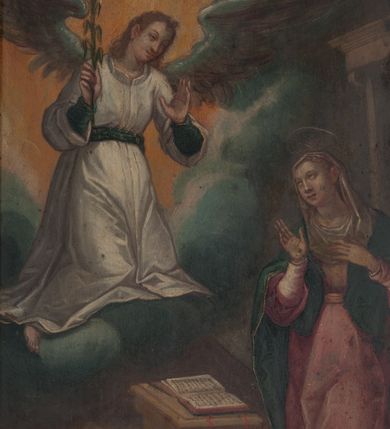 Zdjęcie nr 12: Ołtarzyk przenośny w formie tryptyku z ruchomymi skrzydłami, predellą i zwieńczeniem.
W polu głównym Ukrzyżowanie. W centrum kompozycji Jezus wiszący na krzyżu, przybity trzema gwoździami, z głową opadającą na prawe ramię, o widocznej muskulaturze, przewiązany w biodrach białym, cienkim perizonium. Pod krzyżem św. Maria Magdalena ukazana frontalnie klęczy, obejmując rękami krzyż, w lewej trzyma białą chustkę, którą dotyka stopy Jezusa. Maria unosi głowę, wzrok kieruje na ukrzyżowanego. Ma pociągłą twarz, duże oczy, długi nos i wąskie usta, włosy opadają jej na ramiona i plecy. Jest ubrana w jasnoróżową suknię, spod której widać zielone rękawy i żółty płaszcz, który zakrywa jej lewy bark i nogi. Po lewej stronie krzyża, pogrążona w żalu stoi Matka Boska. Została przedstawiona jako dojrzała kobieta, z opuszczoną głową i rękami złożonymi w modlitwie. Jest ubrana w różową suknię, białą podwikę i granatowy maforion lamowany złotem. Po prawej stronie krzyża stoi św. Jan, który patrzy na Jezusa, prawą rękę składa na piersi, lewą wskazuje ziemię. Ma małą, okrągłą twarz, okoloną krótkim zarostem, długie włosy opadają mu na ramiona i plecy. Jest ubrany w zieloną suknię i obszerny, czerwony płaszcz, który zakrywa mu prawe ramię i prawą nogę. Nad głowami świętych postaci nimby. Przed krzyżem, na ziemi stoi naczynie na wonne oleje, w tle widać zarys Jerozolimy. Większą część tła zakrywają skłębione, granatowe, rozświetlone miejscami obłoki. 
Skrzydła tryptyku są malowane dwustronnie, każde podzielona na dwa pola. Na awersie umieszczono sceny Pasji. Na lewym u góry Modlitwa w Ogrójcu, poniżej Biczowanie. Po prawej stronie Cierniem koronowanie powyżej Niesienia krzyża. Na rewersie po lewej stronie Zwiastowanie ponad św. Erazmem, a po prawej Nawiedzenie nad św. Zofią z córkami. 
Scena Modlitwy w Ogrójcu rozgrywa się w trzech planach. Z przodu, przy dolnej krawędzi widoczni śpiący uczniowie. Na drugim planie klęczący z rozłożonymi rękami Chrystus, przed którym pojawił się anioł trzymający krzyż oraz kielich. Tło stanowi skała i widok miasta z oddali. 
Biczowanie zostało zakomponowane jako scena wielopostaciowa, w której centralnie umieszczono zwróconą w prawo postać Jezusa przywiązanego do niskiego słupa, odzianego jedynie w perizonium, z koroną cierniową na głowie. Chrystus obraca głowę przez lewe ramię. Za nim dwóch mężczyzn, przed nim kolejny, wszyscy są biczownikami, u jednego widać z dłoniach uniesioną rózgę; czwarty okręca sznur wokół słupa. Za nimi grupa mężczyzn w szpiczastych czapkach z otokami, jeden z nich trzyma pochodnię. Z prawej strony, w tle widać ścianę budynku. 
W centrum Koronowania cierniem widoczna jest postać siedzącego Chrystusa o związanych rękach i skrzyżowanych stopach, osłoniętego jedynie czerwonym płaszczem spiętym pod szyją. Wokół niego trzech mężczyzn: dwóch patykami zakłada koronę cierniową, trzeci wkłada Chrystusowi w dłonie liść palmy. W tle postacie halabardników oraz ukazane perspektywicznie ściany budowli. 
Na pierwszym planie Niesienia krzyża widoczna z prawego profilu postać Jezusa uginającego się pod ciężarem niesionego krzyża, a wokół niego ciasno stłoczona grupa mężczyzn. Jeden z nich, Szymon Cyrenejczyk, próbuje pomóc Chrystusowi, pozostali to żołnierze, pilnujący Zbawiciela. Ten, który stoi z prawej strony kompozycji, trzyma w lewej ręce sznur krępujący ręce Chrystusa, a w prawej unosi kij. W tle widać postaci: z prawej między żołnierzami głowy Marii i Marii Magdaleny, z lewej dwóch mężczyzn, dalej widok miasta i rozświetlone niebo. 
Scena Zwiastowania ma typową ikonografię i układ. Po prawej stronie kompozycji za pulpitem klęczy Maria, składając lewą rękę na piersi, prawą zwraca w stronę anioła, który unosi się na obłokach po lewej stronie. Anioł w prawej ręce trzyma kwiat lilii, ponad nim, na tle rozświetlonego nieba unosi się gołębicą Ducha  Świętego. 
Nawiedzenie ma kompozycję wieloplanową. Z przodu Maria wita się ze św. Elżbietą. Kobiety ściskają sobie ręce i obejmując, patrzą na siebie. Za nimi św. Józef i św. Joachim witają się na progu domu. W tle architektura i fragment drzewa na tle niebiesko-białego nieba. 
Święty Erazm został przedstawiony w bogato dekorowanym stroju biskupim: w ciemnej sutannie, białej komży, wzorzystej kapie i rękawiczkach; na głowie infuła. Stoi z księgą w prawej ręce i pastorałem w lewej. Po prawej stronie, na dole kompozycji widoczne krwawiące wnętrzności świętego. Na tło przedstawienia składa się szeroki krajobraz z wijącą się rzeką i wzgórzami na horyzoncie oraz zachmurzone niebo. 
Święta Zofia została ukazana z trzeba córkami. Stoi centralnie, z prawą nogą wysuniętą do przodu, spogląda w niebo, prawą ręką przytrzymuje księgę, w wyciągniętej lewej ma krzyż, na głowie ma koronę. Po jej prawej stronie córka ubrana w białą suknię i pomarańczowy płaszcz, po lewej dwie kolejne. Stojąca z nich bliżej ma zieloną suknię i jasny płaszcza, ustawiona dalej ma czerwoną suknię i zielony płaszcz, prawą ręką przytrzymuje oparty ostrzem o ziemię miecz. Za nimi zachmurzone niebo. 
Sceny zostały ujęte profilowanymi ramami. Nastawę ustawiono na predelli w kształcie leżącego prostokąta z wklęsłymi ściankami bocznymi zakończonymi wolutami i zamknięto zwieńczeniem w formie przerwanego przyczółka dekorowanego ząbkowaniem. Struktura polichromowana na niebiesko, płyciny na zielono, profile i ornament na złoto.  