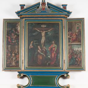 Zdjęcie nr 1: Ołtarzyk przenośny w formie tryptyku z ruchomymi skrzydłami, predellą i zwieńczeniem.
W polu głównym Ukrzyżowanie. W centrum kompozycji Jezus wiszący na krzyżu, przybity trzema gwoździami, z głową opadającą na prawe ramię, o widocznej muskulaturze, przewiązany w biodrach białym, cienkim perizonium. Pod krzyżem św. Maria Magdalena ukazana frontalnie klęczy, obejmując rękami krzyż, w lewej trzyma białą chustkę, którą dotyka stopy Jezusa. Maria unosi głowę, wzrok kieruje na ukrzyżowanego. Ma pociągłą twarz, duże oczy, długi nos i wąskie usta, włosy opadają jej na ramiona i plecy. Jest ubrana w jasnoróżową suknię, spod której widać zielone rękawy i żółty płaszcz, który zakrywa jej lewy bark i nogi. Po lewej stronie krzyża, pogrążona w żalu stoi Matka Boska. Została przedstawiona jako dojrzała kobieta, z opuszczoną głową i rękami złożonymi w modlitwie. Jest ubrana w różową suknię, białą podwikę i granatowy maforion lamowany złotem. Po prawej stronie krzyża stoi św. Jan, który patrzy na Jezusa, prawą rękę składa na piersi, lewą wskazuje ziemię. Ma małą, okrągłą twarz, okoloną krótkim zarostem, długie włosy opadają mu na ramiona i plecy. Jest ubrany w zieloną suknię i obszerny, czerwony płaszcz, który zakrywa mu prawe ramię i prawą nogę. Nad głowami świętych postaci nimby. Przed krzyżem, na ziemi stoi naczynie na wonne oleje, w tle widać zarys Jerozolimy. Większą część tła zakrywają skłębione, granatowe, rozświetlone miejscami obłoki. 
Skrzydła tryptyku są malowane dwustronnie, każde podzielona na dwa pola. Na awersie umieszczono sceny Pasji. Na lewym u góry Modlitwa w Ogrójcu, poniżej Biczowanie. Po prawej stronie Cierniem koronowanie powyżej Niesienia krzyża. Na rewersie po lewej stronie Zwiastowanie ponad św. Erazmem, a po prawej Nawiedzenie nad św. Zofią z córkami. 
Scena Modlitwy w Ogrójcu rozgrywa się w trzech planach. Z przodu, przy dolnej krawędzi widoczni śpiący uczniowie. Na drugim planie klęczący z rozłożonymi rękami Chrystus, przed którym pojawił się anioł trzymający krzyż oraz kielich. Tło stanowi skała i widok miasta z oddali. 
Biczowanie zostało zakomponowane jako scena wielopostaciowa, w której centralnie umieszczono zwróconą w prawo postać Jezusa przywiązanego do niskiego słupa, odzianego jedynie w perizonium, z koroną cierniową na głowie. Chrystus obraca głowę przez lewe ramię. Za nim dwóch mężczyzn, przed nim kolejny, wszyscy są biczownikami, u jednego widać z dłoniach uniesioną rózgę; czwarty okręca sznur wokół słupa. Za nimi grupa mężczyzn w szpiczastych czapkach z otokami, jeden z nich trzyma pochodnię. Z prawej strony, w tle widać ścianę budynku. 
W centrum Koronowania cierniem widoczna jest postać siedzącego Chrystusa o związanych rękach i skrzyżowanych stopach, osłoniętego jedynie czerwonym płaszczem spiętym pod szyją. Wokół niego trzech mężczyzn: dwóch patykami zakłada koronę cierniową, trzeci wkłada Chrystusowi w dłonie liść palmy. W tle postacie halabardników oraz ukazane perspektywicznie ściany budowli. 
Na pierwszym planie Niesienia krzyża widoczna z prawego profilu postać Jezusa uginającego się pod ciężarem niesionego krzyża, a wokół niego ciasno stłoczona grupa mężczyzn. Jeden z nich, Szymon Cyrenejczyk, próbuje pomóc Chrystusowi, pozostali to żołnierze, pilnujący Zbawiciela. Ten, który stoi z prawej strony kompozycji, trzyma w lewej ręce sznur krępujący ręce Chrystusa, a w prawej unosi kij. W tle widać postaci: z prawej między żołnierzami głowy Marii i Marii Magdaleny, z lewej dwóch mężczyzn, dalej widok miasta i rozświetlone niebo. 
Scena Zwiastowania ma typową ikonografię i układ. Po prawej stronie kompozycji za pulpitem klęczy Maria, składając lewą rękę na piersi, prawą zwraca w stronę anioła, który unosi się na obłokach po lewej stronie. Anioł w prawej ręce trzyma kwiat lilii, ponad nim, na tle rozświetlonego nieba unosi się gołębicą Ducha  Świętego. 
Nawiedzenie ma kompozycję wieloplanową. Z przodu Maria wita się ze św. Elżbietą. Kobiety ściskają sobie ręce i obejmując, patrzą na siebie. Za nimi św. Józef i św. Joachim witają się na progu domu. W tle architektura i fragment drzewa na tle niebiesko-białego nieba. 
Święty Erazm został przedstawiony w bogato dekorowanym stroju biskupim: w ciemnej sutannie, białej komży, wzorzystej kapie i rękawiczkach; na głowie infuła. Stoi z księgą w prawej ręce i pastorałem w lewej. Po prawej stronie, na dole kompozycji widoczne krwawiące wnętrzności świętego. Na tło przedstawienia składa się szeroki krajobraz z wijącą się rzeką i wzgórzami na horyzoncie oraz zachmurzone niebo. 
Święta Zofia została ukazana z trzeba córkami. Stoi centralnie, z prawą nogą wysuniętą do przodu, spogląda w niebo, prawą ręką przytrzymuje księgę, w wyciągniętej lewej ma krzyż, na głowie ma koronę. Po jej prawej stronie córka ubrana w białą suknię i pomarańczowy płaszcz, po lewej dwie kolejne. Stojąca z nich bliżej ma zieloną suknię i jasny płaszcza, ustawiona dalej ma czerwoną suknię i zielony płaszcz, prawą ręką przytrzymuje oparty ostrzem o ziemię miecz. Za nimi zachmurzone niebo. 
Sceny zostały ujęte profilowanymi ramami. Nastawę ustawiono na predelli w kształcie leżącego prostokąta z wklęsłymi ściankami bocznymi zakończonymi wolutami i zamknięto zwieńczeniem w formie przerwanego przyczółka dekorowanego ząbkowaniem. Struktura polichromowana na niebiesko, płyciny na zielono, profile i ornament na złoto.  