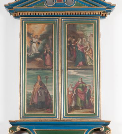 Zdjęcie nr 2: Ołtarzyk przenośny w formie tryptyku z ruchomymi skrzydłami, predellą i zwieńczeniem.
W polu głównym Ukrzyżowanie. W centrum kompozycji Jezus wiszący na krzyżu, przybity trzema gwoździami, z głową opadającą na prawe ramię, o widocznej muskulaturze, przewiązany w biodrach białym, cienkim perizonium. Pod krzyżem św. Maria Magdalena ukazana frontalnie klęczy, obejmując rękami krzyż, w lewej trzyma białą chustkę, którą dotyka stopy Jezusa. Maria unosi głowę, wzrok kieruje na ukrzyżowanego. Ma pociągłą twarz, duże oczy, długi nos i wąskie usta, włosy opadają jej na ramiona i plecy. Jest ubrana w jasnoróżową suknię, spod której widać zielone rękawy i żółty płaszcz, który zakrywa jej lewy bark i nogi. Po lewej stronie krzyża, pogrążona w żalu stoi Matka Boska. Została przedstawiona jako dojrzała kobieta, z opuszczoną głową i rękami złożonymi w modlitwie. Jest ubrana w różową suknię, białą podwikę i granatowy maforion lamowany złotem. Po prawej stronie krzyża stoi św. Jan, który patrzy na Jezusa, prawą rękę składa na piersi, lewą wskazuje ziemię. Ma małą, okrągłą twarz, okoloną krótkim zarostem, długie włosy opadają mu na ramiona i plecy. Jest ubrany w zieloną suknię i obszerny, czerwony płaszcz, który zakrywa mu prawe ramię i prawą nogę. Nad głowami świętych postaci nimby. Przed krzyżem, na ziemi stoi naczynie na wonne oleje, w tle widać zarys Jerozolimy. Większą część tła zakrywają skłębione, granatowe, rozświetlone miejscami obłoki. 
Skrzydła tryptyku są malowane dwustronnie, każde podzielona na dwa pola. Na awersie umieszczono sceny Pasji. Na lewym u góry Modlitwa w Ogrójcu, poniżej Biczowanie. Po prawej stronie Cierniem koronowanie powyżej Niesienia krzyża. Na rewersie po lewej stronie Zwiastowanie ponad św. Erazmem, a po prawej Nawiedzenie nad św. Zofią z córkami. 
Scena Modlitwy w Ogrójcu rozgrywa się w trzech planach. Z przodu, przy dolnej krawędzi widoczni śpiący uczniowie. Na drugim planie klęczący z rozłożonymi rękami Chrystus, przed którym pojawił się anioł trzymający krzyż oraz kielich. Tło stanowi skała i widok miasta z oddali. 
Biczowanie zostało zakomponowane jako scena wielopostaciowa, w której centralnie umieszczono zwróconą w prawo postać Jezusa przywiązanego do niskiego słupa, odzianego jedynie w perizonium, z koroną cierniową na głowie. Chrystus obraca głowę przez lewe ramię. Za nim dwóch mężczyzn, przed nim kolejny, wszyscy są biczownikami, u jednego widać z dłoniach uniesioną rózgę; czwarty okręca sznur wokół słupa. Za nimi grupa mężczyzn w szpiczastych czapkach z otokami, jeden z nich trzyma pochodnię. Z prawej strony, w tle widać ścianę budynku. 
W centrum Koronowania cierniem widoczna jest postać siedzącego Chrystusa o związanych rękach i skrzyżowanych stopach, osłoniętego jedynie czerwonym płaszczem spiętym pod szyją. Wokół niego trzech mężczyzn: dwóch patykami zakłada koronę cierniową, trzeci wkłada Chrystusowi w dłonie liść palmy. W tle postacie halabardników oraz ukazane perspektywicznie ściany budowli. 
Na pierwszym planie Niesienia krzyża widoczna z prawego profilu postać Jezusa uginającego się pod ciężarem niesionego krzyża, a wokół niego ciasno stłoczona grupa mężczyzn. Jeden z nich, Szymon Cyrenejczyk, próbuje pomóc Chrystusowi, pozostali to żołnierze, pilnujący Zbawiciela. Ten, który stoi z prawej strony kompozycji, trzyma w lewej ręce sznur krępujący ręce Chrystusa, a w prawej unosi kij. W tle widać postaci: z prawej między żołnierzami głowy Marii i Marii Magdaleny, z lewej dwóch mężczyzn, dalej widok miasta i rozświetlone niebo. 
Scena Zwiastowania ma typową ikonografię i układ. Po prawej stronie kompozycji za pulpitem klęczy Maria, składając lewą rękę na piersi, prawą zwraca w stronę anioła, który unosi się na obłokach po lewej stronie. Anioł w prawej ręce trzyma kwiat lilii, ponad nim, na tle rozświetlonego nieba unosi się gołębicą Ducha  Świętego. 
Nawiedzenie ma kompozycję wieloplanową. Z przodu Maria wita się ze św. Elżbietą. Kobiety ściskają sobie ręce i obejmując, patrzą na siebie. Za nimi św. Józef i św. Joachim witają się na progu domu. W tle architektura i fragment drzewa na tle niebiesko-białego nieba. 
Święty Erazm został przedstawiony w bogato dekorowanym stroju biskupim: w ciemnej sutannie, białej komży, wzorzystej kapie i rękawiczkach; na głowie infuła. Stoi z księgą w prawej ręce i pastorałem w lewej. Po prawej stronie, na dole kompozycji widoczne krwawiące wnętrzności świętego. Na tło przedstawienia składa się szeroki krajobraz z wijącą się rzeką i wzgórzami na horyzoncie oraz zachmurzone niebo. 
Święta Zofia została ukazana z trzeba córkami. Stoi centralnie, z prawą nogą wysuniętą do przodu, spogląda w niebo, prawą ręką przytrzymuje księgę, w wyciągniętej lewej ma krzyż, na głowie ma koronę. Po jej prawej stronie córka ubrana w białą suknię i pomarańczowy płaszcz, po lewej dwie kolejne. Stojąca z nich bliżej ma zieloną suknię i jasny płaszcza, ustawiona dalej ma czerwoną suknię i zielony płaszcz, prawą ręką przytrzymuje oparty ostrzem o ziemię miecz. Za nimi zachmurzone niebo. 
Sceny zostały ujęte profilowanymi ramami. Nastawę ustawiono na predelli w kształcie leżącego prostokąta z wklęsłymi ściankami bocznymi zakończonymi wolutami i zamknięto zwieńczeniem w formie przerwanego przyczółka dekorowanego ząbkowaniem. Struktura polichromowana na niebiesko, płyciny na zielono, profile i ornament na złoto.  