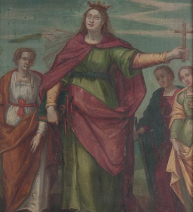 Zdjęcie nr 17: Ołtarzyk przenośny w formie tryptyku z ruchomymi skrzydłami, predellą i zwieńczeniem.
W polu głównym Ukrzyżowanie. W centrum kompozycji Jezus wiszący na krzyżu, przybity trzema gwoździami, z głową opadającą na prawe ramię, o widocznej muskulaturze, przewiązany w biodrach białym, cienkim perizonium. Pod krzyżem św. Maria Magdalena ukazana frontalnie klęczy, obejmując rękami krzyż, w lewej trzyma białą chustkę, którą dotyka stopy Jezusa. Maria unosi głowę, wzrok kieruje na ukrzyżowanego. Ma pociągłą twarz, duże oczy, długi nos i wąskie usta, włosy opadają jej na ramiona i plecy. Jest ubrana w jasnoróżową suknię, spod której widać zielone rękawy i żółty płaszcz, który zakrywa jej lewy bark i nogi. Po lewej stronie krzyża, pogrążona w żalu stoi Matka Boska. Została przedstawiona jako dojrzała kobieta, z opuszczoną głową i rękami złożonymi w modlitwie. Jest ubrana w różową suknię, białą podwikę i granatowy maforion lamowany złotem. Po prawej stronie krzyża stoi św. Jan, który patrzy na Jezusa, prawą rękę składa na piersi, lewą wskazuje ziemię. Ma małą, okrągłą twarz, okoloną krótkim zarostem, długie włosy opadają mu na ramiona i plecy. Jest ubrany w zieloną suknię i obszerny, czerwony płaszcz, który zakrywa mu prawe ramię i prawą nogę. Nad głowami świętych postaci nimby. Przed krzyżem, na ziemi stoi naczynie na wonne oleje, w tle widać zarys Jerozolimy. Większą część tła zakrywają skłębione, granatowe, rozświetlone miejscami obłoki. 
Skrzydła tryptyku są malowane dwustronnie, każde podzielona na dwa pola. Na awersie umieszczono sceny Pasji. Na lewym u góry Modlitwa w Ogrójcu, poniżej Biczowanie. Po prawej stronie Cierniem koronowanie powyżej Niesienia krzyża. Na rewersie po lewej stronie Zwiastowanie ponad św. Erazmem, a po prawej Nawiedzenie nad św. Zofią z córkami. 
Scena Modlitwy w Ogrójcu rozgrywa się w trzech planach. Z przodu, przy dolnej krawędzi widoczni śpiący uczniowie. Na drugim planie klęczący z rozłożonymi rękami Chrystus, przed którym pojawił się anioł trzymający krzyż oraz kielich. Tło stanowi skała i widok miasta z oddali. 
Biczowanie zostało zakomponowane jako scena wielopostaciowa, w której centralnie umieszczono zwróconą w prawo postać Jezusa przywiązanego do niskiego słupa, odzianego jedynie w perizonium, z koroną cierniową na głowie. Chrystus obraca głowę przez lewe ramię. Za nim dwóch mężczyzn, przed nim kolejny, wszyscy są biczownikami, u jednego widać z dłoniach uniesioną rózgę; czwarty okręca sznur wokół słupa. Za nimi grupa mężczyzn w szpiczastych czapkach z otokami, jeden z nich trzyma pochodnię. Z prawej strony, w tle widać ścianę budynku. 
W centrum Koronowania cierniem widoczna jest postać siedzącego Chrystusa o związanych rękach i skrzyżowanych stopach, osłoniętego jedynie czerwonym płaszczem spiętym pod szyją. Wokół niego trzech mężczyzn: dwóch patykami zakłada koronę cierniową, trzeci wkłada Chrystusowi w dłonie liść palmy. W tle postacie halabardników oraz ukazane perspektywicznie ściany budowli. 
Na pierwszym planie Niesienia krzyża widoczna z prawego profilu postać Jezusa uginającego się pod ciężarem niesionego krzyża, a wokół niego ciasno stłoczona grupa mężczyzn. Jeden z nich, Szymon Cyrenejczyk, próbuje pomóc Chrystusowi, pozostali to żołnierze, pilnujący Zbawiciela. Ten, który stoi z prawej strony kompozycji, trzyma w lewej ręce sznur krępujący ręce Chrystusa, a w prawej unosi kij. W tle widać postaci: z prawej między żołnierzami głowy Marii i Marii Magdaleny, z lewej dwóch mężczyzn, dalej widok miasta i rozświetlone niebo. 
Scena Zwiastowania ma typową ikonografię i układ. Po prawej stronie kompozycji za pulpitem klęczy Maria, składając lewą rękę na piersi, prawą zwraca w stronę anioła, który unosi się na obłokach po lewej stronie. Anioł w prawej ręce trzyma kwiat lilii, ponad nim, na tle rozświetlonego nieba unosi się gołębicą Ducha  Świętego. 
Nawiedzenie ma kompozycję wieloplanową. Z przodu Maria wita się ze św. Elżbietą. Kobiety ściskają sobie ręce i obejmując, patrzą na siebie. Za nimi św. Józef i św. Joachim witają się na progu domu. W tle architektura i fragment drzewa na tle niebiesko-białego nieba. 
Święty Erazm został przedstawiony w bogato dekorowanym stroju biskupim: w ciemnej sutannie, białej komży, wzorzystej kapie i rękawiczkach; na głowie infuła. Stoi z księgą w prawej ręce i pastorałem w lewej. Po prawej stronie, na dole kompozycji widoczne krwawiące wnętrzności świętego. Na tło przedstawienia składa się szeroki krajobraz z wijącą się rzeką i wzgórzami na horyzoncie oraz zachmurzone niebo. 
Święta Zofia została ukazana z trzeba córkami. Stoi centralnie, z prawą nogą wysuniętą do przodu, spogląda w niebo, prawą ręką przytrzymuje księgę, w wyciągniętej lewej ma krzyż, na głowie ma koronę. Po jej prawej stronie córka ubrana w białą suknię i pomarańczowy płaszcz, po lewej dwie kolejne. Stojąca z nich bliżej ma zieloną suknię i jasny płaszcza, ustawiona dalej ma czerwoną suknię i zielony płaszcz, prawą ręką przytrzymuje oparty ostrzem o ziemię miecz. Za nimi zachmurzone niebo. 
Sceny zostały ujęte profilowanymi ramami. Nastawę ustawiono na predelli w kształcie leżącego prostokąta z wklęsłymi ściankami bocznymi zakończonymi wolutami i zamknięto zwieńczeniem w formie przerwanego przyczółka dekorowanego ząbkowaniem. Struktura polichromowana na niebiesko, płyciny na zielono, profile i ornament na złoto.  