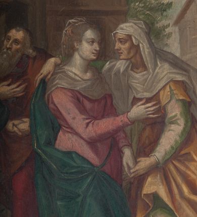 Zdjęcie nr 4: Ołtarzyk przenośny w formie tryptyku z ruchomymi skrzydłami, predellą i zwieńczeniem.
W polu głównym Ukrzyżowanie. W centrum kompozycji Jezus wiszący na krzyżu, przybity trzema gwoździami, z głową opadającą na prawe ramię, o widocznej muskulaturze, przewiązany w biodrach białym, cienkim perizonium. Pod krzyżem św. Maria Magdalena ukazana frontalnie klęczy, obejmując rękami krzyż, w lewej trzyma białą chustkę, którą dotyka stopy Jezusa. Maria unosi głowę, wzrok kieruje na ukrzyżowanego. Ma pociągłą twarz, duże oczy, długi nos i wąskie usta, włosy opadają jej na ramiona i plecy. Jest ubrana w jasnoróżową suknię, spod której widać zielone rękawy i żółty płaszcz, który zakrywa jej lewy bark i nogi. Po lewej stronie krzyża, pogrążona w żalu stoi Matka Boska. Została przedstawiona jako dojrzała kobieta, z opuszczoną głową i rękami złożonymi w modlitwie. Jest ubrana w różową suknię, białą podwikę i granatowy maforion lamowany złotem. Po prawej stronie krzyża stoi św. Jan, który patrzy na Jezusa, prawą rękę składa na piersi, lewą wskazuje ziemię. Ma małą, okrągłą twarz, okoloną krótkim zarostem, długie włosy opadają mu na ramiona i plecy. Jest ubrany w zieloną suknię i obszerny, czerwony płaszcz, który zakrywa mu prawe ramię i prawą nogę. Nad głowami świętych postaci nimby. Przed krzyżem, na ziemi stoi naczynie na wonne oleje, w tle widać zarys Jerozolimy. Większą część tła zakrywają skłębione, granatowe, rozświetlone miejscami obłoki. 
Skrzydła tryptyku są malowane dwustronnie, każde podzielona na dwa pola. Na awersie umieszczono sceny Pasji. Na lewym u góry Modlitwa w Ogrójcu, poniżej Biczowanie. Po prawej stronie Cierniem koronowanie powyżej Niesienia krzyża. Na rewersie po lewej stronie Zwiastowanie ponad św. Erazmem, a po prawej Nawiedzenie nad św. Zofią z córkami. 
Scena Modlitwy w Ogrójcu rozgrywa się w trzech planach. Z przodu, przy dolnej krawędzi widoczni śpiący uczniowie. Na drugim planie klęczący z rozłożonymi rękami Chrystus, przed którym pojawił się anioł trzymający krzyż oraz kielich. Tło stanowi skała i widok miasta z oddali. 
Biczowanie zostało zakomponowane jako scena wielopostaciowa, w której centralnie umieszczono zwróconą w prawo postać Jezusa przywiązanego do niskiego słupa, odzianego jedynie w perizonium, z koroną cierniową na głowie. Chrystus obraca głowę przez lewe ramię. Za nim dwóch mężczyzn, przed nim kolejny, wszyscy są biczownikami, u jednego widać z dłoniach uniesioną rózgę; czwarty okręca sznur wokół słupa. Za nimi grupa mężczyzn w szpiczastych czapkach z otokami, jeden z nich trzyma pochodnię. Z prawej strony, w tle widać ścianę budynku. 
W centrum Koronowania cierniem widoczna jest postać siedzącego Chrystusa o związanych rękach i skrzyżowanych stopach, osłoniętego jedynie czerwonym płaszczem spiętym pod szyją. Wokół niego trzech mężczyzn: dwóch patykami zakłada koronę cierniową, trzeci wkłada Chrystusowi w dłonie liść palmy. W tle postacie halabardników oraz ukazane perspektywicznie ściany budowli. 
Na pierwszym planie Niesienia krzyża widoczna z prawego profilu postać Jezusa uginającego się pod ciężarem niesionego krzyża, a wokół niego ciasno stłoczona grupa mężczyzn. Jeden z nich, Szymon Cyrenejczyk, próbuje pomóc Chrystusowi, pozostali to żołnierze, pilnujący Zbawiciela. Ten, który stoi z prawej strony kompozycji, trzyma w lewej ręce sznur krępujący ręce Chrystusa, a w prawej unosi kij. W tle widać postaci: z prawej między żołnierzami głowy Marii i Marii Magdaleny, z lewej dwóch mężczyzn, dalej widok miasta i rozświetlone niebo. 
Scena Zwiastowania ma typową ikonografię i układ. Po prawej stronie kompozycji za pulpitem klęczy Maria, składając lewą rękę na piersi, prawą zwraca w stronę anioła, który unosi się na obłokach po lewej stronie. Anioł w prawej ręce trzyma kwiat lilii, ponad nim, na tle rozświetlonego nieba unosi się gołębicą Ducha  Świętego. 
Nawiedzenie ma kompozycję wieloplanową. Z przodu Maria wita się ze św. Elżbietą. Kobiety ściskają sobie ręce i obejmując, patrzą na siebie. Za nimi św. Józef i św. Joachim witają się na progu domu. W tle architektura i fragment drzewa na tle niebiesko-białego nieba. 
Święty Erazm został przedstawiony w bogato dekorowanym stroju biskupim: w ciemnej sutannie, białej komży, wzorzystej kapie i rękawiczkach; na głowie infuła. Stoi z księgą w prawej ręce i pastorałem w lewej. Po prawej stronie, na dole kompozycji widoczne krwawiące wnętrzności świętego. Na tło przedstawienia składa się szeroki krajobraz z wijącą się rzeką i wzgórzami na horyzoncie oraz zachmurzone niebo. 
Święta Zofia została ukazana z trzeba córkami. Stoi centralnie, z prawą nogą wysuniętą do przodu, spogląda w niebo, prawą ręką przytrzymuje księgę, w wyciągniętej lewej ma krzyż, na głowie ma koronę. Po jej prawej stronie córka ubrana w białą suknię i pomarańczowy płaszcz, po lewej dwie kolejne. Stojąca z nich bliżej ma zieloną suknię i jasny płaszcza, ustawiona dalej ma czerwoną suknię i zielony płaszcz, prawą ręką przytrzymuje oparty ostrzem o ziemię miecz. Za nimi zachmurzone niebo. 
Sceny zostały ujęte profilowanymi ramami. Nastawę ustawiono na predelli w kształcie leżącego prostokąta z wklęsłymi ściankami bocznymi zakończonymi wolutami i zamknięto zwieńczeniem w formie przerwanego przyczółka dekorowanego ząbkowaniem. Struktura polichromowana na niebiesko, płyciny na zielono, profile i ornament na złoto.  