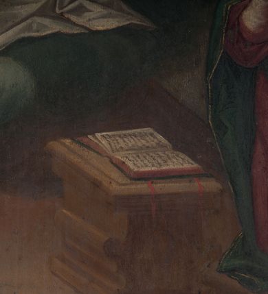 Zdjęcie nr 9: Ołtarzyk przenośny w formie tryptyku z ruchomymi skrzydłami, predellą i zwieńczeniem.
W polu głównym Ukrzyżowanie. W centrum kompozycji Jezus wiszący na krzyżu, przybity trzema gwoździami, z głową opadającą na prawe ramię, o widocznej muskulaturze, przewiązany w biodrach białym, cienkim perizonium. Pod krzyżem św. Maria Magdalena ukazana frontalnie klęczy, obejmując rękami krzyż, w lewej trzyma białą chustkę, którą dotyka stopy Jezusa. Maria unosi głowę, wzrok kieruje na ukrzyżowanego. Ma pociągłą twarz, duże oczy, długi nos i wąskie usta, włosy opadają jej na ramiona i plecy. Jest ubrana w jasnoróżową suknię, spod której widać zielone rękawy i żółty płaszcz, który zakrywa jej lewy bark i nogi. Po lewej stronie krzyża, pogrążona w żalu stoi Matka Boska. Została przedstawiona jako dojrzała kobieta, z opuszczoną głową i rękami złożonymi w modlitwie. Jest ubrana w różową suknię, białą podwikę i granatowy maforion lamowany złotem. Po prawej stronie krzyża stoi św. Jan, który patrzy na Jezusa, prawą rękę składa na piersi, lewą wskazuje ziemię. Ma małą, okrągłą twarz, okoloną krótkim zarostem, długie włosy opadają mu na ramiona i plecy. Jest ubrany w zieloną suknię i obszerny, czerwony płaszcz, który zakrywa mu prawe ramię i prawą nogę. Nad głowami świętych postaci nimby. Przed krzyżem, na ziemi stoi naczynie na wonne oleje, w tle widać zarys Jerozolimy. Większą część tła zakrywają skłębione, granatowe, rozświetlone miejscami obłoki. 
Skrzydła tryptyku są malowane dwustronnie, każde podzielona na dwa pola. Na awersie umieszczono sceny Pasji. Na lewym u góry Modlitwa w Ogrójcu, poniżej Biczowanie. Po prawej stronie Cierniem koronowanie powyżej Niesienia krzyża. Na rewersie po lewej stronie Zwiastowanie ponad św. Erazmem, a po prawej Nawiedzenie nad św. Zofią z córkami. 
Scena Modlitwy w Ogrójcu rozgrywa się w trzech planach. Z przodu, przy dolnej krawędzi widoczni śpiący uczniowie. Na drugim planie klęczący z rozłożonymi rękami Chrystus, przed którym pojawił się anioł trzymający krzyż oraz kielich. Tło stanowi skała i widok miasta z oddali. 
Biczowanie zostało zakomponowane jako scena wielopostaciowa, w której centralnie umieszczono zwróconą w prawo postać Jezusa przywiązanego do niskiego słupa, odzianego jedynie w perizonium, z koroną cierniową na głowie. Chrystus obraca głowę przez lewe ramię. Za nim dwóch mężczyzn, przed nim kolejny, wszyscy są biczownikami, u jednego widać z dłoniach uniesioną rózgę; czwarty okręca sznur wokół słupa. Za nimi grupa mężczyzn w szpiczastych czapkach z otokami, jeden z nich trzyma pochodnię. Z prawej strony, w tle widać ścianę budynku. 
W centrum Koronowania cierniem widoczna jest postać siedzącego Chrystusa o związanych rękach i skrzyżowanych stopach, osłoniętego jedynie czerwonym płaszczem spiętym pod szyją. Wokół niego trzech mężczyzn: dwóch patykami zakłada koronę cierniową, trzeci wkłada Chrystusowi w dłonie liść palmy. W tle postacie halabardników oraz ukazane perspektywicznie ściany budowli. 
Na pierwszym planie Niesienia krzyża widoczna z prawego profilu postać Jezusa uginającego się pod ciężarem niesionego krzyża, a wokół niego ciasno stłoczona grupa mężczyzn. Jeden z nich, Szymon Cyrenejczyk, próbuje pomóc Chrystusowi, pozostali to żołnierze, pilnujący Zbawiciela. Ten, który stoi z prawej strony kompozycji, trzyma w lewej ręce sznur krępujący ręce Chrystusa, a w prawej unosi kij. W tle widać postaci: z prawej między żołnierzami głowy Marii i Marii Magdaleny, z lewej dwóch mężczyzn, dalej widok miasta i rozświetlone niebo. 
Scena Zwiastowania ma typową ikonografię i układ. Po prawej stronie kompozycji za pulpitem klęczy Maria, składając lewą rękę na piersi, prawą zwraca w stronę anioła, który unosi się na obłokach po lewej stronie. Anioł w prawej ręce trzyma kwiat lilii, ponad nim, na tle rozświetlonego nieba unosi się gołębicą Ducha  Świętego. 
Nawiedzenie ma kompozycję wieloplanową. Z przodu Maria wita się ze św. Elżbietą. Kobiety ściskają sobie ręce i obejmując, patrzą na siebie. Za nimi św. Józef i św. Joachim witają się na progu domu. W tle architektura i fragment drzewa na tle niebiesko-białego nieba. 
Święty Erazm został przedstawiony w bogato dekorowanym stroju biskupim: w ciemnej sutannie, białej komży, wzorzystej kapie i rękawiczkach; na głowie infuła. Stoi z księgą w prawej ręce i pastorałem w lewej. Po prawej stronie, na dole kompozycji widoczne krwawiące wnętrzności świętego. Na tło przedstawienia składa się szeroki krajobraz z wijącą się rzeką i wzgórzami na horyzoncie oraz zachmurzone niebo. 
Święta Zofia została ukazana z trzeba córkami. Stoi centralnie, z prawą nogą wysuniętą do przodu, spogląda w niebo, prawą ręką przytrzymuje księgę, w wyciągniętej lewej ma krzyż, na głowie ma koronę. Po jej prawej stronie córka ubrana w białą suknię i pomarańczowy płaszcz, po lewej dwie kolejne. Stojąca z nich bliżej ma zieloną suknię i jasny płaszcza, ustawiona dalej ma czerwoną suknię i zielony płaszcz, prawą ręką przytrzymuje oparty ostrzem o ziemię miecz. Za nimi zachmurzone niebo. 
Sceny zostały ujęte profilowanymi ramami. Nastawę ustawiono na predelli w kształcie leżącego prostokąta z wklęsłymi ściankami bocznymi zakończonymi wolutami i zamknięto zwieńczeniem w formie przerwanego przyczółka dekorowanego ząbkowaniem. Struktura polichromowana na niebiesko, płyciny na zielono, profile i ornament na złoto.  