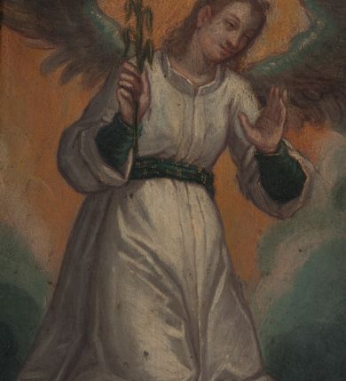 Zdjęcie nr 6: Ołtarzyk przenośny w formie tryptyku z ruchomymi skrzydłami, predellą i zwieńczeniem.
W polu głównym Ukrzyżowanie. W centrum kompozycji Jezus wiszący na krzyżu, przybity trzema gwoździami, z głową opadającą na prawe ramię, o widocznej muskulaturze, przewiązany w biodrach białym, cienkim perizonium. Pod krzyżem św. Maria Magdalena ukazana frontalnie klęczy, obejmując rękami krzyż, w lewej trzyma białą chustkę, którą dotyka stopy Jezusa. Maria unosi głowę, wzrok kieruje na ukrzyżowanego. Ma pociągłą twarz, duże oczy, długi nos i wąskie usta, włosy opadają jej na ramiona i plecy. Jest ubrana w jasnoróżową suknię, spod której widać zielone rękawy i żółty płaszcz, który zakrywa jej lewy bark i nogi. Po lewej stronie krzyża, pogrążona w żalu stoi Matka Boska. Została przedstawiona jako dojrzała kobieta, z opuszczoną głową i rękami złożonymi w modlitwie. Jest ubrana w różową suknię, białą podwikę i granatowy maforion lamowany złotem. Po prawej stronie krzyża stoi św. Jan, który patrzy na Jezusa, prawą rękę składa na piersi, lewą wskazuje ziemię. Ma małą, okrągłą twarz, okoloną krótkim zarostem, długie włosy opadają mu na ramiona i plecy. Jest ubrany w zieloną suknię i obszerny, czerwony płaszcz, który zakrywa mu prawe ramię i prawą nogę. Nad głowami świętych postaci nimby. Przed krzyżem, na ziemi stoi naczynie na wonne oleje, w tle widać zarys Jerozolimy. Większą część tła zakrywają skłębione, granatowe, rozświetlone miejscami obłoki. 
Skrzydła tryptyku są malowane dwustronnie, każde podzielona na dwa pola. Na awersie umieszczono sceny Pasji. Na lewym u góry Modlitwa w Ogrójcu, poniżej Biczowanie. Po prawej stronie Cierniem koronowanie powyżej Niesienia krzyża. Na rewersie po lewej stronie Zwiastowanie ponad św. Erazmem, a po prawej Nawiedzenie nad św. Zofią z córkami. 
Scena Modlitwy w Ogrójcu rozgrywa się w trzech planach. Z przodu, przy dolnej krawędzi widoczni śpiący uczniowie. Na drugim planie klęczący z rozłożonymi rękami Chrystus, przed którym pojawił się anioł trzymający krzyż oraz kielich. Tło stanowi skała i widok miasta z oddali. 
Biczowanie zostało zakomponowane jako scena wielopostaciowa, w której centralnie umieszczono zwróconą w prawo postać Jezusa przywiązanego do niskiego słupa, odzianego jedynie w perizonium, z koroną cierniową na głowie. Chrystus obraca głowę przez lewe ramię. Za nim dwóch mężczyzn, przed nim kolejny, wszyscy są biczownikami, u jednego widać z dłoniach uniesioną rózgę; czwarty okręca sznur wokół słupa. Za nimi grupa mężczyzn w szpiczastych czapkach z otokami, jeden z nich trzyma pochodnię. Z prawej strony, w tle widać ścianę budynku. 
W centrum Koronowania cierniem widoczna jest postać siedzącego Chrystusa o związanych rękach i skrzyżowanych stopach, osłoniętego jedynie czerwonym płaszczem spiętym pod szyją. Wokół niego trzech mężczyzn: dwóch patykami zakłada koronę cierniową, trzeci wkłada Chrystusowi w dłonie liść palmy. W tle postacie halabardników oraz ukazane perspektywicznie ściany budowli. 
Na pierwszym planie Niesienia krzyża widoczna z prawego profilu postać Jezusa uginającego się pod ciężarem niesionego krzyża, a wokół niego ciasno stłoczona grupa mężczyzn. Jeden z nich, Szymon Cyrenejczyk, próbuje pomóc Chrystusowi, pozostali to żołnierze, pilnujący Zbawiciela. Ten, który stoi z prawej strony kompozycji, trzyma w lewej ręce sznur krępujący ręce Chrystusa, a w prawej unosi kij. W tle widać postaci: z prawej między żołnierzami głowy Marii i Marii Magdaleny, z lewej dwóch mężczyzn, dalej widok miasta i rozświetlone niebo. 
Scena Zwiastowania ma typową ikonografię i układ. Po prawej stronie kompozycji za pulpitem klęczy Maria, składając lewą rękę na piersi, prawą zwraca w stronę anioła, który unosi się na obłokach po lewej stronie. Anioł w prawej ręce trzyma kwiat lilii, ponad nim, na tle rozświetlonego nieba unosi się gołębicą Ducha  Świętego. 
Nawiedzenie ma kompozycję wieloplanową. Z przodu Maria wita się ze św. Elżbietą. Kobiety ściskają sobie ręce i obejmując, patrzą na siebie. Za nimi św. Józef i św. Joachim witają się na progu domu. W tle architektura i fragment drzewa na tle niebiesko-białego nieba. 
Święty Erazm został przedstawiony w bogato dekorowanym stroju biskupim: w ciemnej sutannie, białej komży, wzorzystej kapie i rękawiczkach; na głowie infuła. Stoi z księgą w prawej ręce i pastorałem w lewej. Po prawej stronie, na dole kompozycji widoczne krwawiące wnętrzności świętego. Na tło przedstawienia składa się szeroki krajobraz z wijącą się rzeką i wzgórzami na horyzoncie oraz zachmurzone niebo. 
Święta Zofia została ukazana z trzeba córkami. Stoi centralnie, z prawą nogą wysuniętą do przodu, spogląda w niebo, prawą ręką przytrzymuje księgę, w wyciągniętej lewej ma krzyż, na głowie ma koronę. Po jej prawej stronie córka ubrana w białą suknię i pomarańczowy płaszcz, po lewej dwie kolejne. Stojąca z nich bliżej ma zieloną suknię i jasny płaszcza, ustawiona dalej ma czerwoną suknię i zielony płaszcz, prawą ręką przytrzymuje oparty ostrzem o ziemię miecz. Za nimi zachmurzone niebo. 
Sceny zostały ujęte profilowanymi ramami. Nastawę ustawiono na predelli w kształcie leżącego prostokąta z wklęsłymi ściankami bocznymi zakończonymi wolutami i zamknięto zwieńczeniem w formie przerwanego przyczółka dekorowanego ząbkowaniem. Struktura polichromowana na niebiesko, płyciny na zielono, profile i ornament na złoto.  