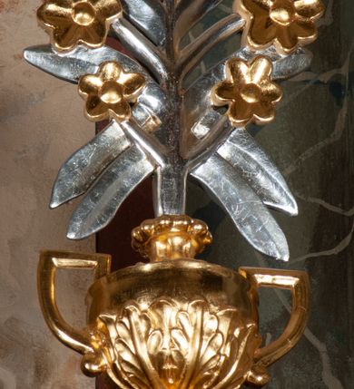 Zdjęcie nr 12: Ołtarz architektoniczny, przyścienny, jednokondygnacyjny, jednoosiowy, w formie podwójnej aediculi. Mensa prostopadłościenna, z płyciną w kształcie leżącego prostokąta wypełnionego marmoryzacją i obwiedzionego profilowaną ramą. Na mensie tabernakulum na planie zbliżonym do owalu, o wklęsło-wypukłej linii ścian. Części boczne na cokole, w środkowej drzwiczki w kształcie stojącego prostokąta zamkniętego łukiem nadwieszonym z symetryczną dekoracją składającą się z kielicha z hostią otoczoną glorią promienistą na tle kłosów zbóż oraz kiści winogron. Na bocznych ściankach dekoracja z ornamentu rocaille&#039;owego. Tabernakulum od góry zamknięte profilowanym gzymsem. 
Nastawa na wysokim, trójdzielnym cokole dekorowanym prostokątnymi płycinami. W polu głównym rama w kształcie stojącego prostokąta zamkniętego od góry łukiem wklęsło-wypukłym z uskokiem. W niej obraz z przedstawieniem Ecce Homo w owalnej ramie poniżej kokardy uwitej ze złotej wstęgi, i powyżej tabliczki z napisem „O MÓJ JEZU MIŁOSIERDZIA!”. Pole flankowane zakończonymi głowicami jońskimi pilastrami podtrzymującymi proste belkowanie. Przed nimi figury dwóch ewangelistów. Całość ujęta dwiema żłobkowanymi kolumnami o kapitelach kompozytowych, wspierającymi pełne belkowanie zwieńczone trójkątnym przyczółkiem z zatkniętym na szczycie krzyżem łacińskim. Na osi kolumn, na belkowaniu wazony z kwiatami. 
Wokół ramy, na trzonach pilastrów, między belkowaniami oraz na fryzie podtrzymywanym przez kolumny dekoracja z elementów roślinnych w postaci pęków kwiatów z liśćmi lub wici; na środku fryzu dwa skrzyżowane młoty; w polu przyczółka uskrzydlona główka anielska. 
Struktura w kolorze kremowym lub marmoryzowana na kolor różowy; kolumny, profile, ornamenty i dekoracje złocone; skrzyżowane młoty, elementy kwiatów i krzyża srebrzone. 