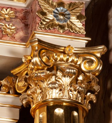 Zdjęcie nr 11: Ołtarz architektoniczny, przyścienny, jednokondygnacyjny, jednoosiowy, w formie podwójnej aediculi. Mensa prostopadłościenna, z płyciną w kształcie leżącego prostokąta wypełnionego marmoryzacją i obwiedzionego profilowaną ramą. Na mensie tabernakulum na planie zbliżonym do owalu, o wklęsło-wypukłej linii ścian. Części boczne na cokole, w środkowej drzwiczki w kształcie stojącego prostokąta zamkniętego łukiem nadwieszonym z symetryczną dekoracją składającą się z kielicha z hostią otoczoną glorią promienistą na tle kłosów zbóż oraz kiści winogron. Na bocznych ściankach dekoracja z ornamentu rocaille'owego. Tabernakulum od góry zamknięte profilowanym gzymsem. 
Nastawa na wysokim, trójdzielnym cokole dekorowanym prostokątnymi płycinami. W polu głównym rama w kształcie stojącego prostokąta zamkniętego od góry łukiem wklęsło-wypukłym z uskokiem. W niej obraz z przedstawieniem Ecce Homo w owalnej ramie poniżej kokardy uwitej ze złotej wstęgi, i powyżej tabliczki z napisem „O MÓJ JEZU MIŁOSIERDZIA!”. Pole flankowane zakończonymi głowicami jońskimi pilastrami podtrzymującymi proste belkowanie. Przed nimi figury dwóch ewangelistów. Całość ujęta dwiema żłobkowanymi kolumnami o kapitelach kompozytowych, wspierającymi pełne belkowanie zwieńczone trójkątnym przyczółkiem z zatkniętym na szczycie krzyżem łacińskim. Na osi kolumn, na belkowaniu wazony z kwiatami. 
Wokół ramy, na trzonach pilastrów, między belkowaniami oraz na fryzie podtrzymywanym przez kolumny dekoracja z elementów roślinnych w postaci pęków kwiatów z liśćmi lub wici; na środku fryzu dwa skrzyżowane młoty; w polu przyczółka uskrzydlona główka anielska. 
Struktura w kolorze kremowym lub marmoryzowana na kolor różowy; kolumny, profile, ornamenty i dekoracje złocone; skrzyżowane młoty, elementy kwiatów i krzyża srebrzone. 