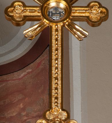 Zdjęcie nr 13: Ołtarz architektoniczny, przyścienny, jednokondygnacyjny, jednoosiowy, w formie podwójnej aediculi. Mensa prostopadłościenna, z płyciną w kształcie leżącego prostokąta wypełnionego marmoryzacją i obwiedzionego profilowaną ramą. Na mensie tabernakulum na planie zbliżonym do owalu, o wklęsło-wypukłej linii ścian. Części boczne na cokole, w środkowej drzwiczki w kształcie stojącego prostokąta zamkniętego łukiem nadwieszonym z symetryczną dekoracją składającą się z kielicha z hostią otoczoną glorią promienistą na tle kłosów zbóż oraz kiści winogron. Na bocznych ściankach dekoracja z ornamentu rocaille'owego. Tabernakulum od góry zamknięte profilowanym gzymsem. 
Nastawa na wysokim, trójdzielnym cokole dekorowanym prostokątnymi płycinami. W polu głównym rama w kształcie stojącego prostokąta zamkniętego od góry łukiem wklęsło-wypukłym z uskokiem. W niej obraz z przedstawieniem Ecce Homo w owalnej ramie poniżej kokardy uwitej ze złotej wstęgi, i powyżej tabliczki z napisem „O MÓJ JEZU MIŁOSIERDZIA!”. Pole flankowane zakończonymi głowicami jońskimi pilastrami podtrzymującymi proste belkowanie. Przed nimi figury dwóch ewangelistów. Całość ujęta dwiema żłobkowanymi kolumnami o kapitelach kompozytowych, wspierającymi pełne belkowanie zwieńczone trójkątnym przyczółkiem z zatkniętym na szczycie krzyżem łacińskim. Na osi kolumn, na belkowaniu wazony z kwiatami. 
Wokół ramy, na trzonach pilastrów, między belkowaniami oraz na fryzie podtrzymywanym przez kolumny dekoracja z elementów roślinnych w postaci pęków kwiatów z liśćmi lub wici; na środku fryzu dwa skrzyżowane młoty; w polu przyczółka uskrzydlona główka anielska. 
Struktura w kolorze kremowym lub marmoryzowana na kolor różowy; kolumny, profile, ornamenty i dekoracje złocone; skrzyżowane młoty, elementy kwiatów i krzyża srebrzone. 