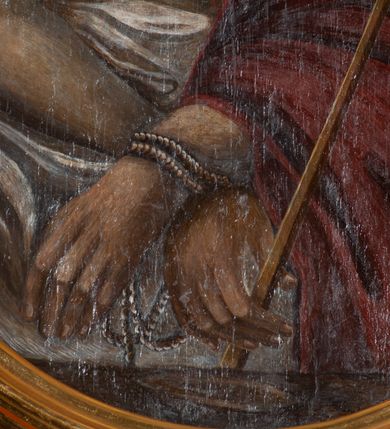 Zdjęcie nr 5: Ołtarz architektoniczny, przyścienny, jednokondygnacyjny, jednoosiowy, w formie podwójnej aediculi. Mensa prostopadłościenna, z płyciną w kształcie leżącego prostokąta wypełnionego marmoryzacją i obwiedzionego profilowaną ramą. Na mensie tabernakulum na planie zbliżonym do owalu, o wklęsło-wypukłej linii ścian. Części boczne na cokole, w środkowej drzwiczki w kształcie stojącego prostokąta zamkniętego łukiem nadwieszonym z symetryczną dekoracją składającą się z kielicha z hostią otoczoną glorią promienistą na tle kłosów zbóż oraz kiści winogron. Na bocznych ściankach dekoracja z ornamentu rocaille'owego. Tabernakulum od góry zamknięte profilowanym gzymsem. 
Nastawa na wysokim, trójdzielnym cokole dekorowanym prostokątnymi płycinami. W polu głównym rama w kształcie stojącego prostokąta zamkniętego od góry łukiem wklęsło-wypukłym z uskokiem. W niej obraz z przedstawieniem Ecce Homo w owalnej ramie poniżej kokardy uwitej ze złotej wstęgi, i powyżej tabliczki z napisem „O MÓJ JEZU MIŁOSIERDZIA!”. Pole flankowane zakończonymi głowicami jońskimi pilastrami podtrzymującymi proste belkowanie. Przed nimi figury dwóch ewangelistów. Całość ujęta dwiema żłobkowanymi kolumnami o kapitelach kompozytowych, wspierającymi pełne belkowanie zwieńczone trójkątnym przyczółkiem z zatkniętym na szczycie krzyżem łacińskim. Na osi kolumn, na belkowaniu wazony z kwiatami. 
Wokół ramy, na trzonach pilastrów, między belkowaniami oraz na fryzie podtrzymywanym przez kolumny dekoracja z elementów roślinnych w postaci pęków kwiatów z liśćmi lub wici; na środku fryzu dwa skrzyżowane młoty; w polu przyczółka uskrzydlona główka anielska. 
Struktura w kolorze kremowym lub marmoryzowana na kolor różowy; kolumny, profile, ornamenty i dekoracje złocone; skrzyżowane młoty, elementy kwiatów i krzyża srebrzone. 