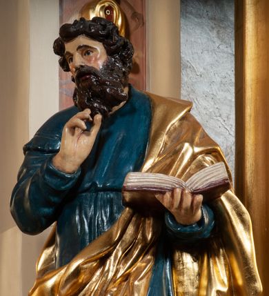 Zdjęcie nr 9: Ołtarz architektoniczny, przyścienny, jednokondygnacyjny, jednoosiowy, w formie aediculi, ustawiony na wysokim cokole. Do niego przystawiona prostopadłościenna mensa, z antepedium ozdobionym trzema płycinami: zewnętrze mają kształt kwadratu i są wypełnione polichromią imitującą marmoryzację, środkowa, w kształcie leżącego prostokąta, ozdobiona jest monogramem maryjnym. Na mensie tabernakulum z tronem do wystawiania, na rzucie zbliżonym do owalu. Ustawione na wysokim cokole, w którym prostokątne drzwiczki. Tron do wystawiania w formie dekorowanej kotarą niszy wypełnionej grupą Ukrzyżowania z Marią i św. Janem, utrzymanej w stylistyce ludowej. Na cokole przedstawiono narzędzia murarskie oraz Serce Jezusa. Niszę flankują pary kolumn, całość wieńczy silnie profilowane belkowanie.  
Nastawa ołtarzowa na własnym cokole z wyodrębnionymi po bokach prostopadłościennymi postumentami pod znajdujące się wyżej kolumny, dekorowanymi od przodu prostokątnymi płycinami; inne powierzchnie partii cokołowej ołtarza (m.in. po bokach tabernakulum) ożywione prostokątnymi, zestawionymi względem siebie w symetryczne pary płycinami, każda ze ściętym jednym z górnych narożników. W polu centralnym środkowej partii retabulum rama w kształcie pionowego prostokąta zamkniętego od góry łukiem wklęsło-wypukłym z uskokiem. W niej obraz z przedstawieniem Matki Boskiej w typie Śnieżnej trzymającej szkaplerz, wyobrażonej poniżej monogramu maryjnego uwitego ze złotej wstęgi. Pole flankowane pilastrami jońskimi, przed którymi ustawione kolumny o kapitelach utworzonych z kimationów, podtrzymujące pełne belkowanie przełamujące się na ich osi. Fryz belkowania dekorowany kolistymi medalionami z głowami aniołków i głową Chrystusa na środku. Przy podstawach kolumn dwie figury ewangelistów. Ponad belkowaniem rozsunięte fragmenty przerwanego, trójkątnego przyczółka. Na belkowaniu, w centrum figura św. Józefa z Dzieciątkiem na lewym ramieniu i lilią w prawej ręce. W zwieńczeniu na osi kolumn figurki siedzących aniołków, trzymających narzędzia murarskie. 
Trzony pilastrów dekorowane kampanulami, ich głowice girlandami kwiatów oraz muszlami; w tle pola głównej kondygnacji gałązki kwiatowe; gzyms tamże w formie fryzu palmetowego, kolejny na mensie.  
Struktura w kolorze kremowym lub pokryta imitacją marmoryzacji w kolorze różowym; niektóre pola malowane na kolor ciemnopomarańczowy; kolumny, profile, ornamenty złocone; elementy figur, medalionów oraz głowic złocone i srebrzone.