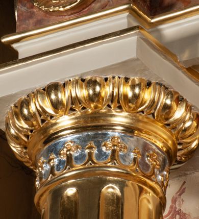 Zdjęcie nr 31: Ołtarz architektoniczny, przyścienny, jednokondygnacyjny, jednoosiowy, w formie aediculi, ustawiony na wysokim cokole. Do niego przystawiona prostopadłościenna mensa, z antepedium ozdobionym trzema płycinami: zewnętrze mają kształt kwadratu i są wypełnione polichromią imitującą marmoryzację, środkowa, w kształcie leżącego prostokąta, ozdobiona jest monogramem maryjnym. Na mensie tabernakulum z tronem do wystawiania, na rzucie zbliżonym do owalu. Ustawione na wysokim cokole, w którym prostokątne drzwiczki. Tron do wystawiania w formie dekorowanej kotarą niszy wypełnionej grupą Ukrzyżowania z Marią i św. Janem, utrzymanej w stylistyce ludowej. Na cokole przedstawiono narzędzia murarskie oraz Serce Jezusa. Niszę flankują pary kolumn, całość wieńczy silnie profilowane belkowanie.  
Nastawa ołtarzowa na własnym cokole z wyodrębnionymi po bokach prostopadłościennymi postumentami pod znajdujące się wyżej kolumny, dekorowanymi od przodu prostokątnymi płycinami; inne powierzchnie partii cokołowej ołtarza (m.in. po bokach tabernakulum) ożywione prostokątnymi, zestawionymi względem siebie w symetryczne pary płycinami, każda ze ściętym jednym z górnych narożników. W polu centralnym środkowej partii retabulum rama w kształcie pionowego prostokąta zamkniętego od góry łukiem wklęsło-wypukłym z uskokiem. W niej obraz z przedstawieniem Matki Boskiej w typie Śnieżnej trzymającej szkaplerz, wyobrażonej poniżej monogramu maryjnego uwitego ze złotej wstęgi. Pole flankowane pilastrami jońskimi, przed którymi ustawione kolumny o kapitelach utworzonych z kimationów, podtrzymujące pełne belkowanie przełamujące się na ich osi. Fryz belkowania dekorowany kolistymi medalionami z głowami aniołków i głową Chrystusa na środku. Przy podstawach kolumn dwie figury ewangelistów. Ponad belkowaniem rozsunięte fragmenty przerwanego, trójkątnego przyczółka. Na belkowaniu, w centrum figura św. Józefa z Dzieciątkiem na lewym ramieniu i lilią w prawej ręce. W zwieńczeniu na osi kolumn figurki siedzących aniołków, trzymających narzędzia murarskie. 
Trzony pilastrów dekorowane kampanulami, ich głowice girlandami kwiatów oraz muszlami; w tle pola głównej kondygnacji gałązki kwiatowe; gzyms tamże w formie fryzu palmetowego, kolejny na mensie.  
Struktura w kolorze kremowym lub pokryta imitacją marmoryzacji w kolorze różowym; niektóre pola malowane na kolor ciemnopomarańczowy; kolumny, profile, ornamenty złocone; elementy figur, medalionów oraz głowic złocone i srebrzone.