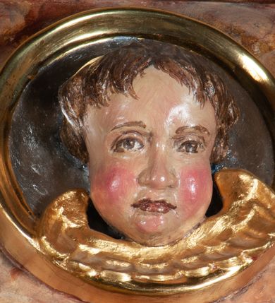 Zdjęcie nr 21: Ołtarz architektoniczny, przyścienny, jednokondygnacyjny, jednoosiowy, w formie aediculi, ustawiony na wysokim cokole. Do niego przystawiona prostopadłościenna mensa, z antepedium ozdobionym trzema płycinami: zewnętrze mają kształt kwadratu i są wypełnione polichromią imitującą marmoryzację, środkowa, w kształcie leżącego prostokąta, ozdobiona jest monogramem maryjnym. Na mensie tabernakulum z tronem do wystawiania, na rzucie zbliżonym do owalu. Ustawione na wysokim cokole, w którym prostokątne drzwiczki. Tron do wystawiania w formie dekorowanej kotarą niszy wypełnionej grupą Ukrzyżowania z Marią i św. Janem, utrzymanej w stylistyce ludowej. Na cokole przedstawiono narzędzia murarskie oraz Serce Jezusa. Niszę flankują pary kolumn, całość wieńczy silnie profilowane belkowanie.  
Nastawa ołtarzowa na własnym cokole z wyodrębnionymi po bokach prostopadłościennymi postumentami pod znajdujące się wyżej kolumny, dekorowanymi od przodu prostokątnymi płycinami; inne powierzchnie partii cokołowej ołtarza (m.in. po bokach tabernakulum) ożywione prostokątnymi, zestawionymi względem siebie w symetryczne pary płycinami, każda ze ściętym jednym z górnych narożników. W polu centralnym środkowej partii retabulum rama w kształcie pionowego prostokąta zamkniętego od góry łukiem wklęsło-wypukłym z uskokiem. W niej obraz z przedstawieniem Matki Boskiej w typie Śnieżnej trzymającej szkaplerz, wyobrażonej poniżej monogramu maryjnego uwitego ze złotej wstęgi. Pole flankowane pilastrami jońskimi, przed którymi ustawione kolumny o kapitelach utworzonych z kimationów, podtrzymujące pełne belkowanie przełamujące się na ich osi. Fryz belkowania dekorowany kolistymi medalionami z głowami aniołków i głową Chrystusa na środku. Przy podstawach kolumn dwie figury ewangelistów. Ponad belkowaniem rozsunięte fragmenty przerwanego, trójkątnego przyczółka. Na belkowaniu, w centrum figura św. Józefa z Dzieciątkiem na lewym ramieniu i lilią w prawej ręce. W zwieńczeniu na osi kolumn figurki siedzących aniołków, trzymających narzędzia murarskie. 
Trzony pilastrów dekorowane kampanulami, ich głowice girlandami kwiatów oraz muszlami; w tle pola głównej kondygnacji gałązki kwiatowe; gzyms tamże w formie fryzu palmetowego, kolejny na mensie.  
Struktura w kolorze kremowym lub pokryta imitacją marmoryzacji w kolorze różowym; niektóre pola malowane na kolor ciemnopomarańczowy; kolumny, profile, ornamenty złocone; elementy figur, medalionów oraz głowic złocone i srebrzone.