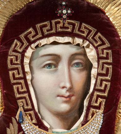 Zdjęcie nr 14: Ołtarz architektoniczny, przyścienny, jednokondygnacyjny, jednoosiowy, w formie aediculi, ustawiony na wysokim cokole. Do niego przystawiona prostopadłościenna mensa, z antepedium ozdobionym trzema płycinami: zewnętrze mają kształt kwadratu i są wypełnione polichromią imitującą marmoryzację, środkowa, w kształcie leżącego prostokąta, ozdobiona jest monogramem maryjnym. Na mensie tabernakulum z tronem do wystawiania, na rzucie zbliżonym do owalu. Ustawione na wysokim cokole, w którym prostokątne drzwiczki. Tron do wystawiania w formie dekorowanej kotarą niszy wypełnionej grupą Ukrzyżowania z Marią i św. Janem, utrzymanej w stylistyce ludowej. Na cokole przedstawiono narzędzia murarskie oraz Serce Jezusa. Niszę flankują pary kolumn, całość wieńczy silnie profilowane belkowanie.  
Nastawa ołtarzowa na własnym cokole z wyodrębnionymi po bokach prostopadłościennymi postumentami pod znajdujące się wyżej kolumny, dekorowanymi od przodu prostokątnymi płycinami; inne powierzchnie partii cokołowej ołtarza (m.in. po bokach tabernakulum) ożywione prostokątnymi, zestawionymi względem siebie w symetryczne pary płycinami, każda ze ściętym jednym z górnych narożników. W polu centralnym środkowej partii retabulum rama w kształcie pionowego prostokąta zamkniętego od góry łukiem wklęsło-wypukłym z uskokiem. W niej obraz z przedstawieniem Matki Boskiej w typie Śnieżnej trzymającej szkaplerz, wyobrażonej poniżej monogramu maryjnego uwitego ze złotej wstęgi. Pole flankowane pilastrami jońskimi, przed którymi ustawione kolumny o kapitelach utworzonych z kimationów, podtrzymujące pełne belkowanie przełamujące się na ich osi. Fryz belkowania dekorowany kolistymi medalionami z głowami aniołków i głową Chrystusa na środku. Przy podstawach kolumn dwie figury ewangelistów. Ponad belkowaniem rozsunięte fragmenty przerwanego, trójkątnego przyczółka. Na belkowaniu, w centrum figura św. Józefa z Dzieciątkiem na lewym ramieniu i lilią w prawej ręce. W zwieńczeniu na osi kolumn figurki siedzących aniołków, trzymających narzędzia murarskie. 
Trzony pilastrów dekorowane kampanulami, ich głowice girlandami kwiatów oraz muszlami; w tle pola głównej kondygnacji gałązki kwiatowe; gzyms tamże w formie fryzu palmetowego, kolejny na mensie.  
Struktura w kolorze kremowym lub pokryta imitacją marmoryzacji w kolorze różowym; niektóre pola malowane na kolor ciemnopomarańczowy; kolumny, profile, ornamenty złocone; elementy figur, medalionów oraz głowic złocone i srebrzone.