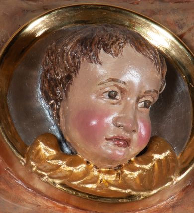 Zdjęcie nr 25: Ołtarz architektoniczny, przyścienny, jednokondygnacyjny, jednoosiowy, w formie aediculi, ustawiony na wysokim cokole. Do niego przystawiona prostopadłościenna mensa, z antepedium ozdobionym trzema płycinami: zewnętrze mają kształt kwadratu i są wypełnione polichromią imitującą marmoryzację, środkowa, w kształcie leżącego prostokąta, ozdobiona jest monogramem maryjnym. Na mensie tabernakulum z tronem do wystawiania, na rzucie zbliżonym do owalu. Ustawione na wysokim cokole, w którym prostokątne drzwiczki. Tron do wystawiania w formie dekorowanej kotarą niszy wypełnionej grupą Ukrzyżowania z Marią i św. Janem, utrzymanej w stylistyce ludowej. Na cokole przedstawiono narzędzia murarskie oraz Serce Jezusa. Niszę flankują pary kolumn, całość wieńczy silnie profilowane belkowanie.  
Nastawa ołtarzowa na własnym cokole z wyodrębnionymi po bokach prostopadłościennymi postumentami pod znajdujące się wyżej kolumny, dekorowanymi od przodu prostokątnymi płycinami; inne powierzchnie partii cokołowej ołtarza (m.in. po bokach tabernakulum) ożywione prostokątnymi, zestawionymi względem siebie w symetryczne pary płycinami, każda ze ściętym jednym z górnych narożników. W polu centralnym środkowej partii retabulum rama w kształcie pionowego prostokąta zamkniętego od góry łukiem wklęsło-wypukłym z uskokiem. W niej obraz z przedstawieniem Matki Boskiej w typie Śnieżnej trzymającej szkaplerz, wyobrażonej poniżej monogramu maryjnego uwitego ze złotej wstęgi. Pole flankowane pilastrami jońskimi, przed którymi ustawione kolumny o kapitelach utworzonych z kimationów, podtrzymujące pełne belkowanie przełamujące się na ich osi. Fryz belkowania dekorowany kolistymi medalionami z głowami aniołków i głową Chrystusa na środku. Przy podstawach kolumn dwie figury ewangelistów. Ponad belkowaniem rozsunięte fragmenty przerwanego, trójkątnego przyczółka. Na belkowaniu, w centrum figura św. Józefa z Dzieciątkiem na lewym ramieniu i lilią w prawej ręce. W zwieńczeniu na osi kolumn figurki siedzących aniołków, trzymających narzędzia murarskie. 
Trzony pilastrów dekorowane kampanulami, ich głowice girlandami kwiatów oraz muszlami; w tle pola głównej kondygnacji gałązki kwiatowe; gzyms tamże w formie fryzu palmetowego, kolejny na mensie.  
Struktura w kolorze kremowym lub pokryta imitacją marmoryzacji w kolorze różowym; niektóre pola malowane na kolor ciemnopomarańczowy; kolumny, profile, ornamenty złocone; elementy figur, medalionów oraz głowic złocone i srebrzone.