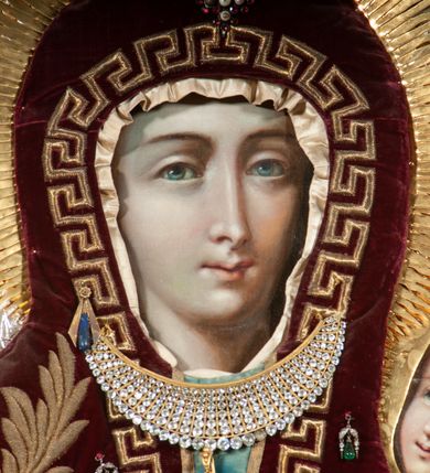 Zdjęcie nr 13: Ołtarz architektoniczny, przyścienny, jednokondygnacyjny, jednoosiowy, w formie aediculi, ustawiony na wysokim cokole. Do niego przystawiona prostopadłościenna mensa, z antepedium ozdobionym trzema płycinami: zewnętrze mają kształt kwadratu i są wypełnione polichromią imitującą marmoryzację, środkowa, w kształcie leżącego prostokąta, ozdobiona jest monogramem maryjnym. Na mensie tabernakulum z tronem do wystawiania, na rzucie zbliżonym do owalu. Ustawione na wysokim cokole, w którym prostokątne drzwiczki. Tron do wystawiania w formie dekorowanej kotarą niszy wypełnionej grupą Ukrzyżowania z Marią i św. Janem, utrzymanej w stylistyce ludowej. Na cokole przedstawiono narzędzia murarskie oraz Serce Jezusa. Niszę flankują pary kolumn, całość wieńczy silnie profilowane belkowanie.  
Nastawa ołtarzowa na własnym cokole z wyodrębnionymi po bokach prostopadłościennymi postumentami pod znajdujące się wyżej kolumny, dekorowanymi od przodu prostokątnymi płycinami; inne powierzchnie partii cokołowej ołtarza (m.in. po bokach tabernakulum) ożywione prostokątnymi, zestawionymi względem siebie w symetryczne pary płycinami, każda ze ściętym jednym z górnych narożników. W polu centralnym środkowej partii retabulum rama w kształcie pionowego prostokąta zamkniętego od góry łukiem wklęsło-wypukłym z uskokiem. W niej obraz z przedstawieniem Matki Boskiej w typie Śnieżnej trzymającej szkaplerz, wyobrażonej poniżej monogramu maryjnego uwitego ze złotej wstęgi. Pole flankowane pilastrami jońskimi, przed którymi ustawione kolumny o kapitelach utworzonych z kimationów, podtrzymujące pełne belkowanie przełamujące się na ich osi. Fryz belkowania dekorowany kolistymi medalionami z głowami aniołków i głową Chrystusa na środku. Przy podstawach kolumn dwie figury ewangelistów. Ponad belkowaniem rozsunięte fragmenty przerwanego, trójkątnego przyczółka. Na belkowaniu, w centrum figura św. Józefa z Dzieciątkiem na lewym ramieniu i lilią w prawej ręce. W zwieńczeniu na osi kolumn figurki siedzących aniołków, trzymających narzędzia murarskie. 
Trzony pilastrów dekorowane kampanulami, ich głowice girlandami kwiatów oraz muszlami; w tle pola głównej kondygnacji gałązki kwiatowe; gzyms tamże w formie fryzu palmetowego, kolejny na mensie.  
Struktura w kolorze kremowym lub pokryta imitacją marmoryzacji w kolorze różowym; niektóre pola malowane na kolor ciemnopomarańczowy; kolumny, profile, ornamenty złocone; elementy figur, medalionów oraz głowic złocone i srebrzone.