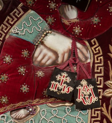 Zdjęcie nr 15: Ołtarz architektoniczny, przyścienny, jednokondygnacyjny, jednoosiowy, w formie aediculi, ustawiony na wysokim cokole. Do niego przystawiona prostopadłościenna mensa, z antepedium ozdobionym trzema płycinami: zewnętrze mają kształt kwadratu i są wypełnione polichromią imitującą marmoryzację, środkowa, w kształcie leżącego prostokąta, ozdobiona jest monogramem maryjnym. Na mensie tabernakulum z tronem do wystawiania, na rzucie zbliżonym do owalu. Ustawione na wysokim cokole, w którym prostokątne drzwiczki. Tron do wystawiania w formie dekorowanej kotarą niszy wypełnionej grupą Ukrzyżowania z Marią i św. Janem, utrzymanej w stylistyce ludowej. Na cokole przedstawiono narzędzia murarskie oraz Serce Jezusa. Niszę flankują pary kolumn, całość wieńczy silnie profilowane belkowanie.  
Nastawa ołtarzowa na własnym cokole z wyodrębnionymi po bokach prostopadłościennymi postumentami pod znajdujące się wyżej kolumny, dekorowanymi od przodu prostokątnymi płycinami; inne powierzchnie partii cokołowej ołtarza (m.in. po bokach tabernakulum) ożywione prostokątnymi, zestawionymi względem siebie w symetryczne pary płycinami, każda ze ściętym jednym z górnych narożników. W polu centralnym środkowej partii retabulum rama w kształcie pionowego prostokąta zamkniętego od góry łukiem wklęsło-wypukłym z uskokiem. W niej obraz z przedstawieniem Matki Boskiej w typie Śnieżnej trzymającej szkaplerz, wyobrażonej poniżej monogramu maryjnego uwitego ze złotej wstęgi. Pole flankowane pilastrami jońskimi, przed którymi ustawione kolumny o kapitelach utworzonych z kimationów, podtrzymujące pełne belkowanie przełamujące się na ich osi. Fryz belkowania dekorowany kolistymi medalionami z głowami aniołków i głową Chrystusa na środku. Przy podstawach kolumn dwie figury ewangelistów. Ponad belkowaniem rozsunięte fragmenty przerwanego, trójkątnego przyczółka. Na belkowaniu, w centrum figura św. Józefa z Dzieciątkiem na lewym ramieniu i lilią w prawej ręce. W zwieńczeniu na osi kolumn figurki siedzących aniołków, trzymających narzędzia murarskie. 
Trzony pilastrów dekorowane kampanulami, ich głowice girlandami kwiatów oraz muszlami; w tle pola głównej kondygnacji gałązki kwiatowe; gzyms tamże w formie fryzu palmetowego, kolejny na mensie.  
Struktura w kolorze kremowym lub pokryta imitacją marmoryzacji w kolorze różowym; niektóre pola malowane na kolor ciemnopomarańczowy; kolumny, profile, ornamenty złocone; elementy figur, medalionów oraz głowic złocone i srebrzone.