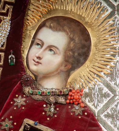 Zdjęcie nr 16: Ołtarz architektoniczny, przyścienny, jednokondygnacyjny, jednoosiowy, w formie aediculi, ustawiony na wysokim cokole. Do niego przystawiona prostopadłościenna mensa, z antepedium ozdobionym trzema płycinami: zewnętrze mają kształt kwadratu i są wypełnione polichromią imitującą marmoryzację, środkowa, w kształcie leżącego prostokąta, ozdobiona jest monogramem maryjnym. Na mensie tabernakulum z tronem do wystawiania, na rzucie zbliżonym do owalu. Ustawione na wysokim cokole, w którym prostokątne drzwiczki. Tron do wystawiania w formie dekorowanej kotarą niszy wypełnionej grupą Ukrzyżowania z Marią i św. Janem, utrzymanej w stylistyce ludowej. Na cokole przedstawiono narzędzia murarskie oraz Serce Jezusa. Niszę flankują pary kolumn, całość wieńczy silnie profilowane belkowanie.  
Nastawa ołtarzowa na własnym cokole z wyodrębnionymi po bokach prostopadłościennymi postumentami pod znajdujące się wyżej kolumny, dekorowanymi od przodu prostokątnymi płycinami; inne powierzchnie partii cokołowej ołtarza (m.in. po bokach tabernakulum) ożywione prostokątnymi, zestawionymi względem siebie w symetryczne pary płycinami, każda ze ściętym jednym z górnych narożników. W polu centralnym środkowej partii retabulum rama w kształcie pionowego prostokąta zamkniętego od góry łukiem wklęsło-wypukłym z uskokiem. W niej obraz z przedstawieniem Matki Boskiej w typie Śnieżnej trzymającej szkaplerz, wyobrażonej poniżej monogramu maryjnego uwitego ze złotej wstęgi. Pole flankowane pilastrami jońskimi, przed którymi ustawione kolumny o kapitelach utworzonych z kimationów, podtrzymujące pełne belkowanie przełamujące się na ich osi. Fryz belkowania dekorowany kolistymi medalionami z głowami aniołków i głową Chrystusa na środku. Przy podstawach kolumn dwie figury ewangelistów. Ponad belkowaniem rozsunięte fragmenty przerwanego, trójkątnego przyczółka. Na belkowaniu, w centrum figura św. Józefa z Dzieciątkiem na lewym ramieniu i lilią w prawej ręce. W zwieńczeniu na osi kolumn figurki siedzących aniołków, trzymających narzędzia murarskie. 
Trzony pilastrów dekorowane kampanulami, ich głowice girlandami kwiatów oraz muszlami; w tle pola głównej kondygnacji gałązki kwiatowe; gzyms tamże w formie fryzu palmetowego, kolejny na mensie.  
Struktura w kolorze kremowym lub pokryta imitacją marmoryzacji w kolorze różowym; niektóre pola malowane na kolor ciemnopomarańczowy; kolumny, profile, ornamenty złocone; elementy figur, medalionów oraz głowic złocone i srebrzone.