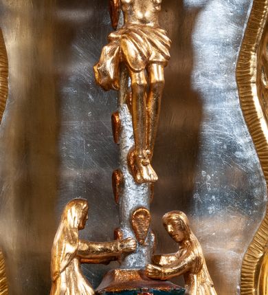 Zdjęcie nr 18: Ołtarz architektoniczny, przyścienny, jednokondygnacyjny, jednoosiowy, w formie aediculi, ustawiony na wysokim cokole. Do niego przystawiona prostopadłościenna mensa, z antepedium ozdobionym trzema płycinami: zewnętrze mają kształt kwadratu i są wypełnione polichromią imitującą marmoryzację, środkowa, w kształcie leżącego prostokąta, ozdobiona jest monogramem maryjnym. Na mensie tabernakulum z tronem do wystawiania, na rzucie zbliżonym do owalu. Ustawione na wysokim cokole, w którym prostokątne drzwiczki. Tron do wystawiania w formie dekorowanej kotarą niszy wypełnionej grupą Ukrzyżowania z Marią i św. Janem, utrzymanej w stylistyce ludowej. Na cokole przedstawiono narzędzia murarskie oraz Serce Jezusa. Niszę flankują pary kolumn, całość wieńczy silnie profilowane belkowanie.  
Nastawa ołtarzowa na własnym cokole z wyodrębnionymi po bokach prostopadłościennymi postumentami pod znajdujące się wyżej kolumny, dekorowanymi od przodu prostokątnymi płycinami; inne powierzchnie partii cokołowej ołtarza (m.in. po bokach tabernakulum) ożywione prostokątnymi, zestawionymi względem siebie w symetryczne pary płycinami, każda ze ściętym jednym z górnych narożników. W polu centralnym środkowej partii retabulum rama w kształcie pionowego prostokąta zamkniętego od góry łukiem wklęsło-wypukłym z uskokiem. W niej obraz z przedstawieniem Matki Boskiej w typie Śnieżnej trzymającej szkaplerz, wyobrażonej poniżej monogramu maryjnego uwitego ze złotej wstęgi. Pole flankowane pilastrami jońskimi, przed którymi ustawione kolumny o kapitelach utworzonych z kimationów, podtrzymujące pełne belkowanie przełamujące się na ich osi. Fryz belkowania dekorowany kolistymi medalionami z głowami aniołków i głową Chrystusa na środku. Przy podstawach kolumn dwie figury ewangelistów. Ponad belkowaniem rozsunięte fragmenty przerwanego, trójkątnego przyczółka. Na belkowaniu, w centrum figura św. Józefa z Dzieciątkiem na lewym ramieniu i lilią w prawej ręce. W zwieńczeniu na osi kolumn figurki siedzących aniołków, trzymających narzędzia murarskie. 
Trzony pilastrów dekorowane kampanulami, ich głowice girlandami kwiatów oraz muszlami; w tle pola głównej kondygnacji gałązki kwiatowe; gzyms tamże w formie fryzu palmetowego, kolejny na mensie.  
Struktura w kolorze kremowym lub pokryta imitacją marmoryzacji w kolorze różowym; niektóre pola malowane na kolor ciemnopomarańczowy; kolumny, profile, ornamenty złocone; elementy figur, medalionów oraz głowic złocone i srebrzone.