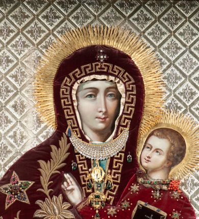 Zdjęcie nr 12: Ołtarz architektoniczny, przyścienny, jednokondygnacyjny, jednoosiowy, w formie aediculi, ustawiony na wysokim cokole. Do niego przystawiona prostopadłościenna mensa, z antepedium ozdobionym trzema płycinami: zewnętrze mają kształt kwadratu i są wypełnione polichromią imitującą marmoryzację, środkowa, w kształcie leżącego prostokąta, ozdobiona jest monogramem maryjnym. Na mensie tabernakulum z tronem do wystawiania, na rzucie zbliżonym do owalu. Ustawione na wysokim cokole, w którym prostokątne drzwiczki. Tron do wystawiania w formie dekorowanej kotarą niszy wypełnionej grupą Ukrzyżowania z Marią i św. Janem, utrzymanej w stylistyce ludowej. Na cokole przedstawiono narzędzia murarskie oraz Serce Jezusa. Niszę flankują pary kolumn, całość wieńczy silnie profilowane belkowanie.  
Nastawa ołtarzowa na własnym cokole z wyodrębnionymi po bokach prostopadłościennymi postumentami pod znajdujące się wyżej kolumny, dekorowanymi od przodu prostokątnymi płycinami; inne powierzchnie partii cokołowej ołtarza (m.in. po bokach tabernakulum) ożywione prostokątnymi, zestawionymi względem siebie w symetryczne pary płycinami, każda ze ściętym jednym z górnych narożników. W polu centralnym środkowej partii retabulum rama w kształcie pionowego prostokąta zamkniętego od góry łukiem wklęsło-wypukłym z uskokiem. W niej obraz z przedstawieniem Matki Boskiej w typie Śnieżnej trzymającej szkaplerz, wyobrażonej poniżej monogramu maryjnego uwitego ze złotej wstęgi. Pole flankowane pilastrami jońskimi, przed którymi ustawione kolumny o kapitelach utworzonych z kimationów, podtrzymujące pełne belkowanie przełamujące się na ich osi. Fryz belkowania dekorowany kolistymi medalionami z głowami aniołków i głową Chrystusa na środku. Przy podstawach kolumn dwie figury ewangelistów. Ponad belkowaniem rozsunięte fragmenty przerwanego, trójkątnego przyczółka. Na belkowaniu, w centrum figura św. Józefa z Dzieciątkiem na lewym ramieniu i lilią w prawej ręce. W zwieńczeniu na osi kolumn figurki siedzących aniołków, trzymających narzędzia murarskie. 
Trzony pilastrów dekorowane kampanulami, ich głowice girlandami kwiatów oraz muszlami; w tle pola głównej kondygnacji gałązki kwiatowe; gzyms tamże w formie fryzu palmetowego, kolejny na mensie.  
Struktura w kolorze kremowym lub pokryta imitacją marmoryzacji w kolorze różowym; niektóre pola malowane na kolor ciemnopomarańczowy; kolumny, profile, ornamenty złocone; elementy figur, medalionów oraz głowic złocone i srebrzone.