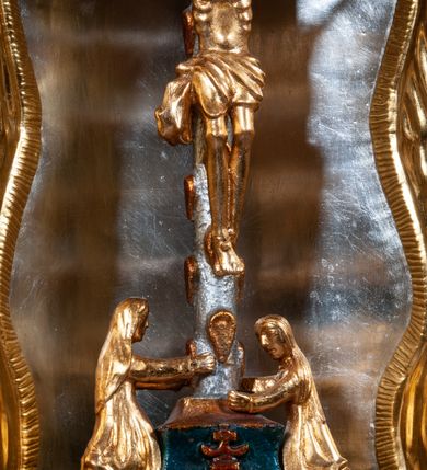 Zdjęcie nr 17: Ołtarz architektoniczny, przyścienny, jednokondygnacyjny, jednoosiowy, w formie aediculi, ustawiony na wysokim cokole. Do niego przystawiona prostopadłościenna mensa, z antepedium ozdobionym trzema płycinami: zewnętrze mają kształt kwadratu i są wypełnione polichromią imitującą marmoryzację, środkowa, w kształcie leżącego prostokąta, ozdobiona jest monogramem maryjnym. Na mensie tabernakulum z tronem do wystawiania, na rzucie zbliżonym do owalu. Ustawione na wysokim cokole, w którym prostokątne drzwiczki. Tron do wystawiania w formie dekorowanej kotarą niszy wypełnionej grupą Ukrzyżowania z Marią i św. Janem, utrzymanej w stylistyce ludowej. Na cokole przedstawiono narzędzia murarskie oraz Serce Jezusa. Niszę flankują pary kolumn, całość wieńczy silnie profilowane belkowanie.  
Nastawa ołtarzowa na własnym cokole z wyodrębnionymi po bokach prostopadłościennymi postumentami pod znajdujące się wyżej kolumny, dekorowanymi od przodu prostokątnymi płycinami; inne powierzchnie partii cokołowej ołtarza (m.in. po bokach tabernakulum) ożywione prostokątnymi, zestawionymi względem siebie w symetryczne pary płycinami, każda ze ściętym jednym z górnych narożników. W polu centralnym środkowej partii retabulum rama w kształcie pionowego prostokąta zamkniętego od góry łukiem wklęsło-wypukłym z uskokiem. W niej obraz z przedstawieniem Matki Boskiej w typie Śnieżnej trzymającej szkaplerz, wyobrażonej poniżej monogramu maryjnego uwitego ze złotej wstęgi. Pole flankowane pilastrami jońskimi, przed którymi ustawione kolumny o kapitelach utworzonych z kimationów, podtrzymujące pełne belkowanie przełamujące się na ich osi. Fryz belkowania dekorowany kolistymi medalionami z głowami aniołków i głową Chrystusa na środku. Przy podstawach kolumn dwie figury ewangelistów. Ponad belkowaniem rozsunięte fragmenty przerwanego, trójkątnego przyczółka. Na belkowaniu, w centrum figura św. Józefa z Dzieciątkiem na lewym ramieniu i lilią w prawej ręce. W zwieńczeniu na osi kolumn figurki siedzących aniołków, trzymających narzędzia murarskie. 
Trzony pilastrów dekorowane kampanulami, ich głowice girlandami kwiatów oraz muszlami; w tle pola głównej kondygnacji gałązki kwiatowe; gzyms tamże w formie fryzu palmetowego, kolejny na mensie.  
Struktura w kolorze kremowym lub pokryta imitacją marmoryzacji w kolorze różowym; niektóre pola malowane na kolor ciemnopomarańczowy; kolumny, profile, ornamenty złocone; elementy figur, medalionów oraz głowic złocone i srebrzone.